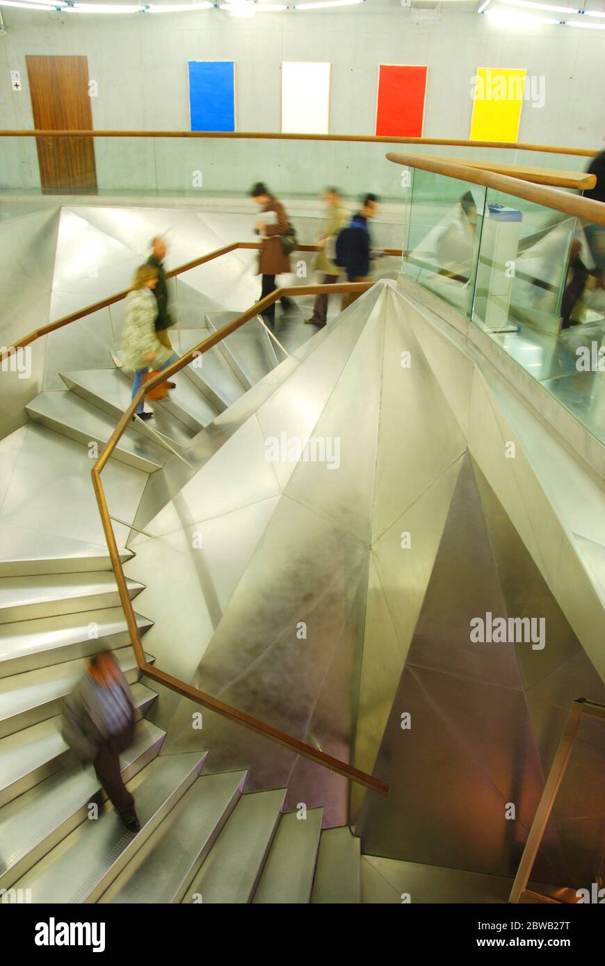 Escaliers futuristes. Centre culturel CaixaForum, Madrid, Espagne. Banque D'Images