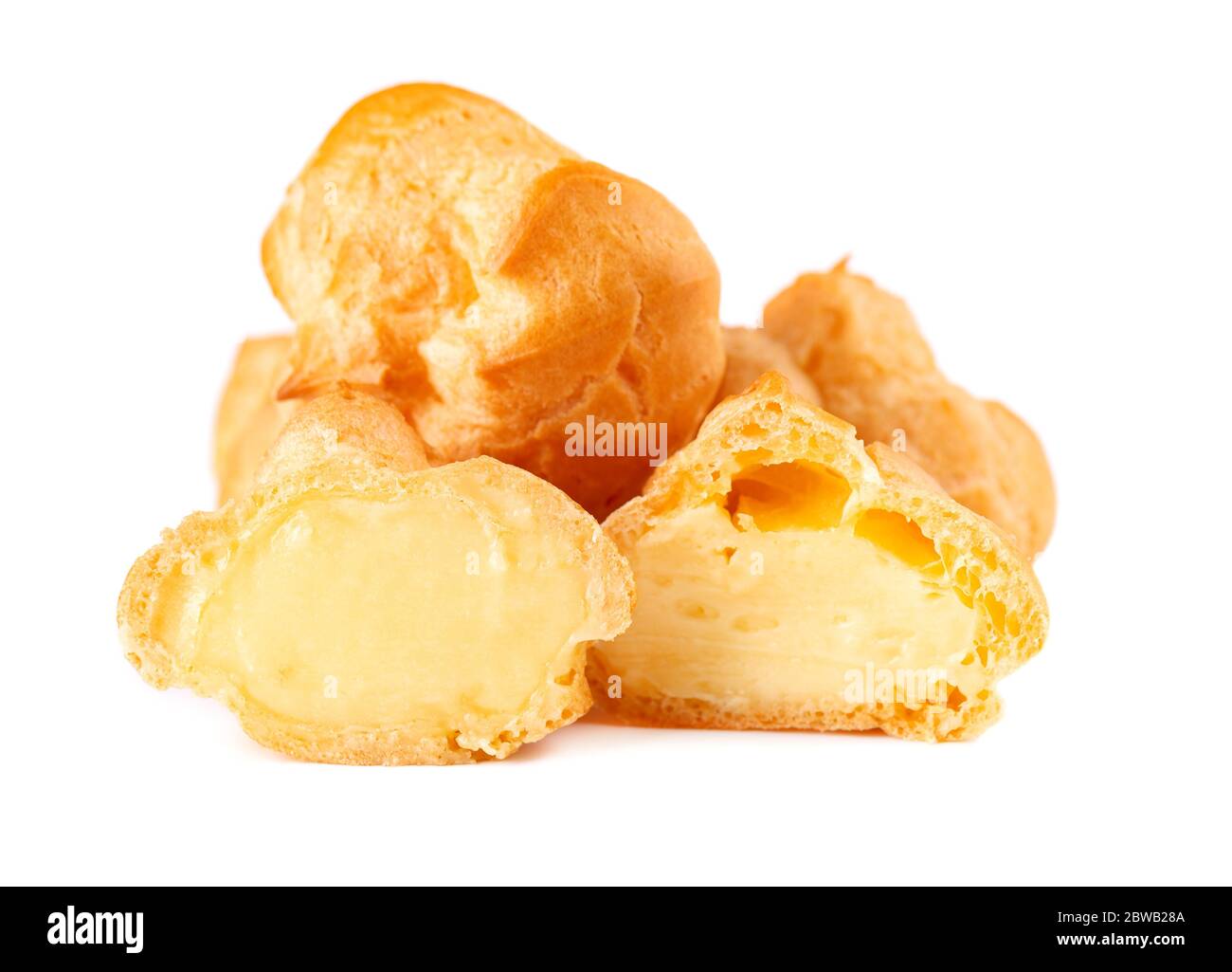 Profiteroles maison à la crème, isolées sur un fond blanc. Profiterole doré frais. Gâteau à la crème anglaise. Banque D'Images