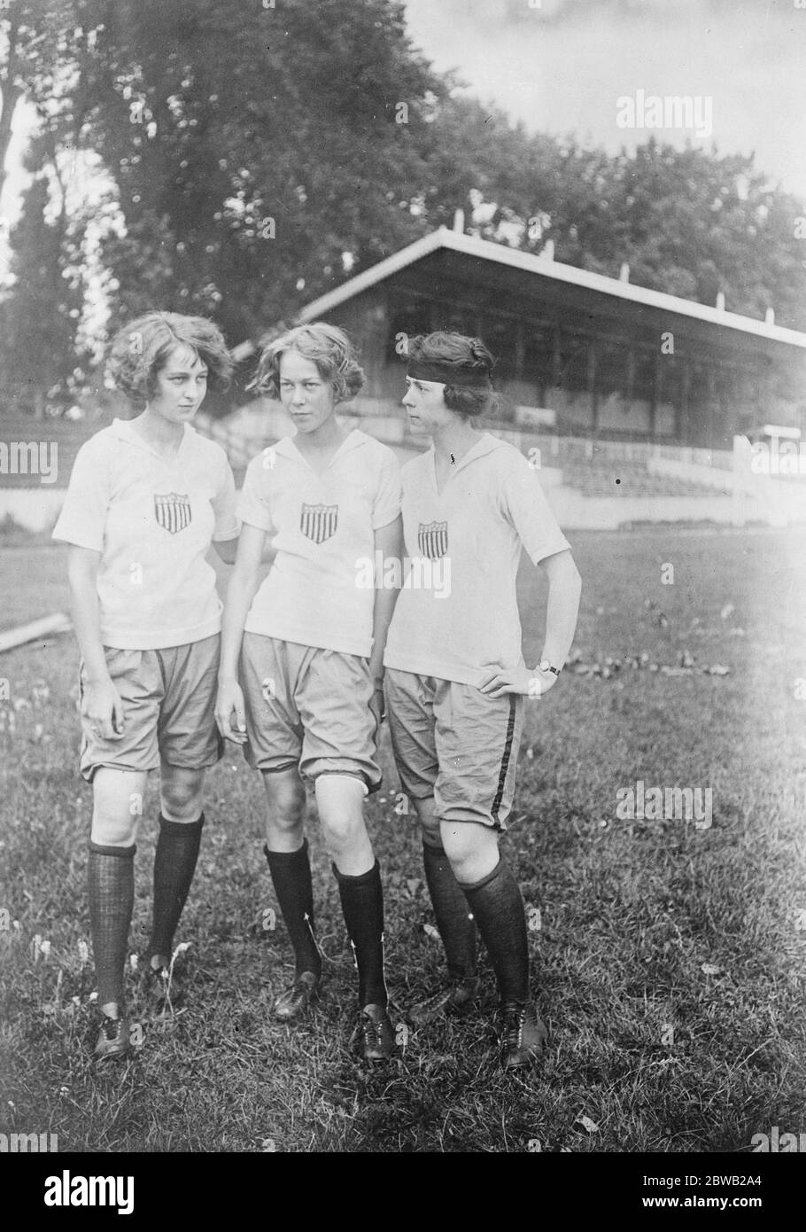 Filles américaines à Paris pour les Jeux Olympiques féminins gauche à droite Miss Betty Voorhees , Miss Nancy Voorhees et Miss Mead Frances 12 avril 1922 Banque D'Images