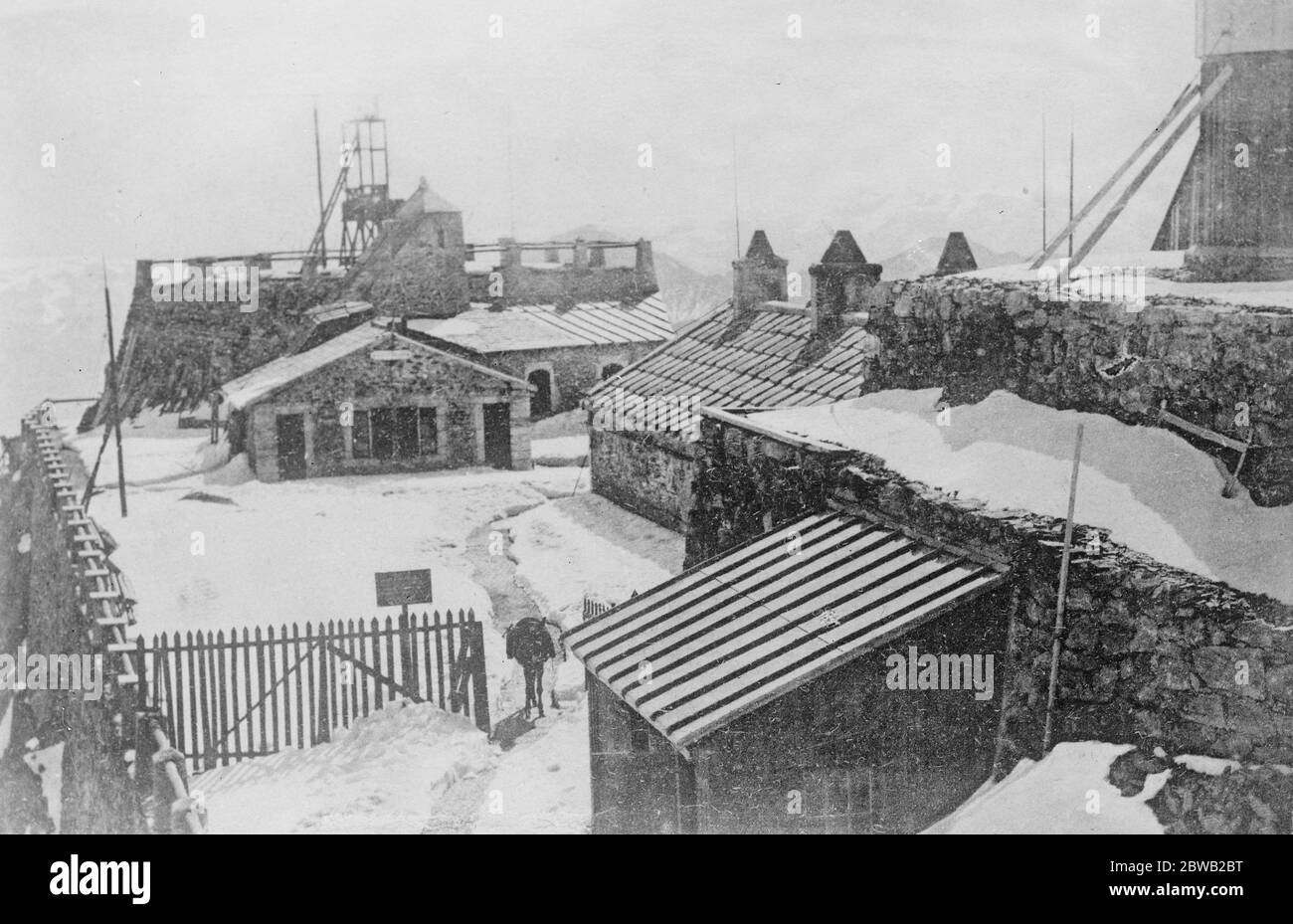 Les astronomes ont coupé le monde . L'Observatoire au sommet du pic du midi dans les Pyranees françaises qui est absolument isolé en raison d'avalanches constantes et où deux astronomes et leurs assistants ont été coupés du reste du monde pendant deux mois . L'Observatoire est toujours approvisionné pour de longues périodes d'isolement . 16 mai 1922 Banque D'Images