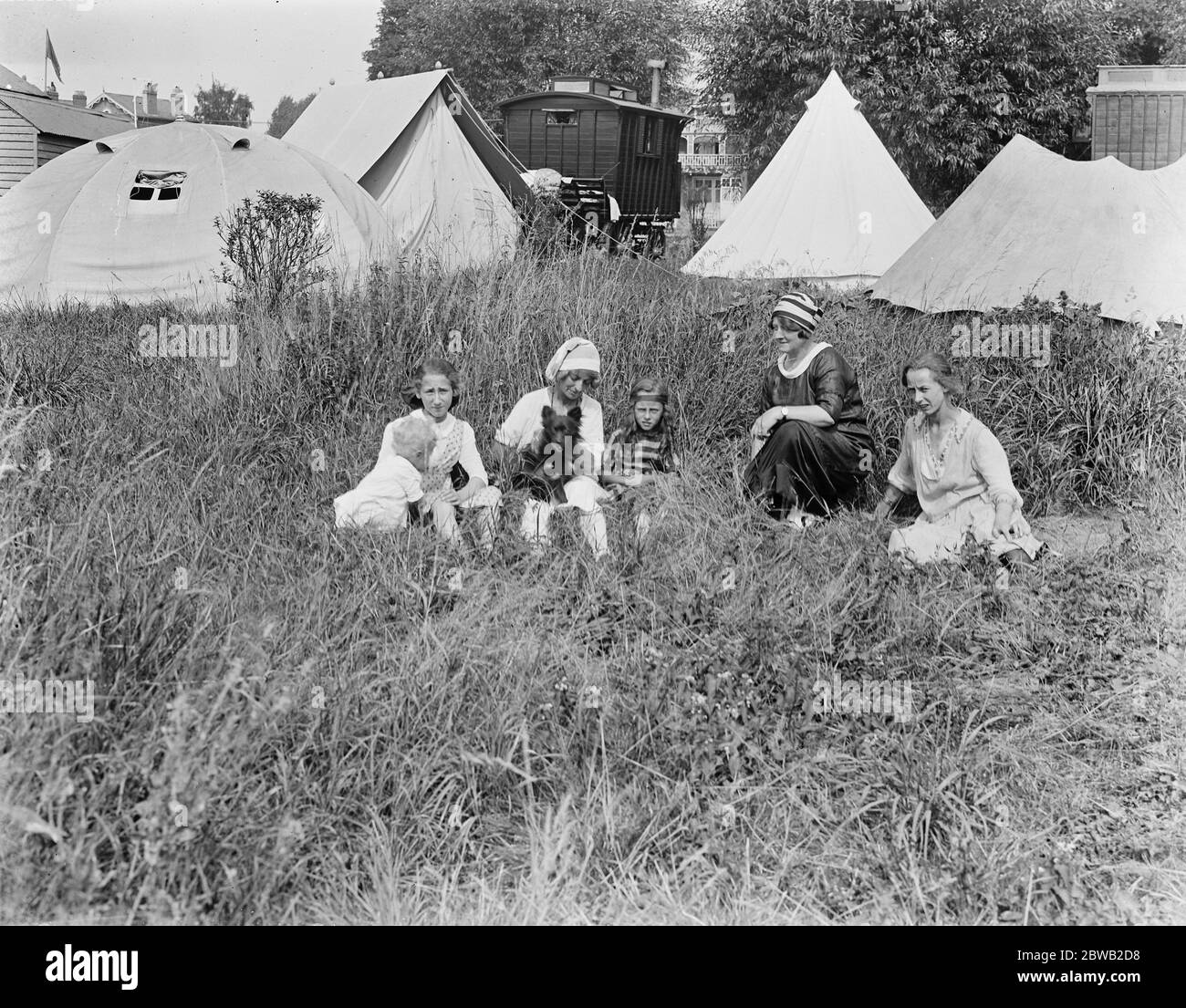 Deux familles incapables de trouver un logement à Londres, ont loué une caravane et des tentes et sont campées sur la rive de la rivière à Staines 13 août 1919 Banque D'Images