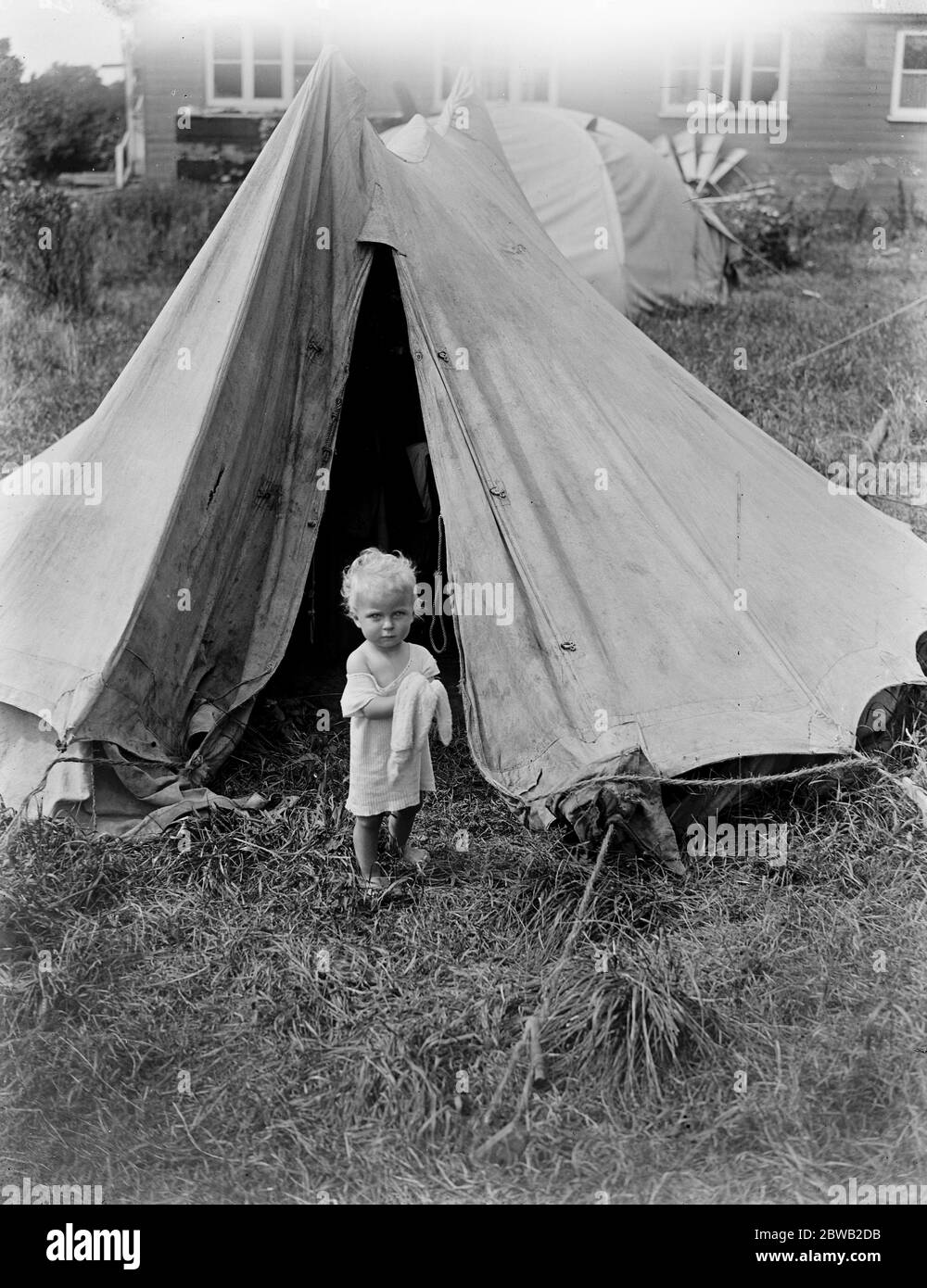 Deux familles incapables de trouver un logement à Londres, ont loué une caravane et des tentes et sont campées sur la rive de la rivière à Staines 13 août 1919 Banque D'Images
