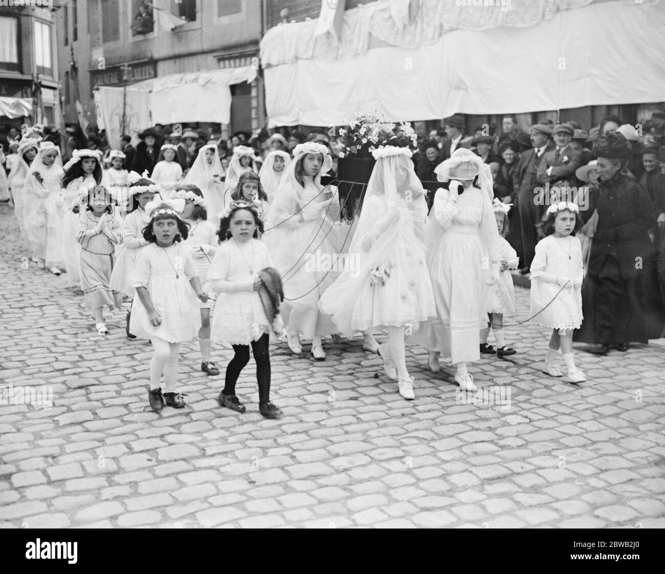 Boulogne France , procession de notre dame de Bologne enfants de Marie portant une statuette du nourrisson Jésus 28 août 1922 Banque D'Images