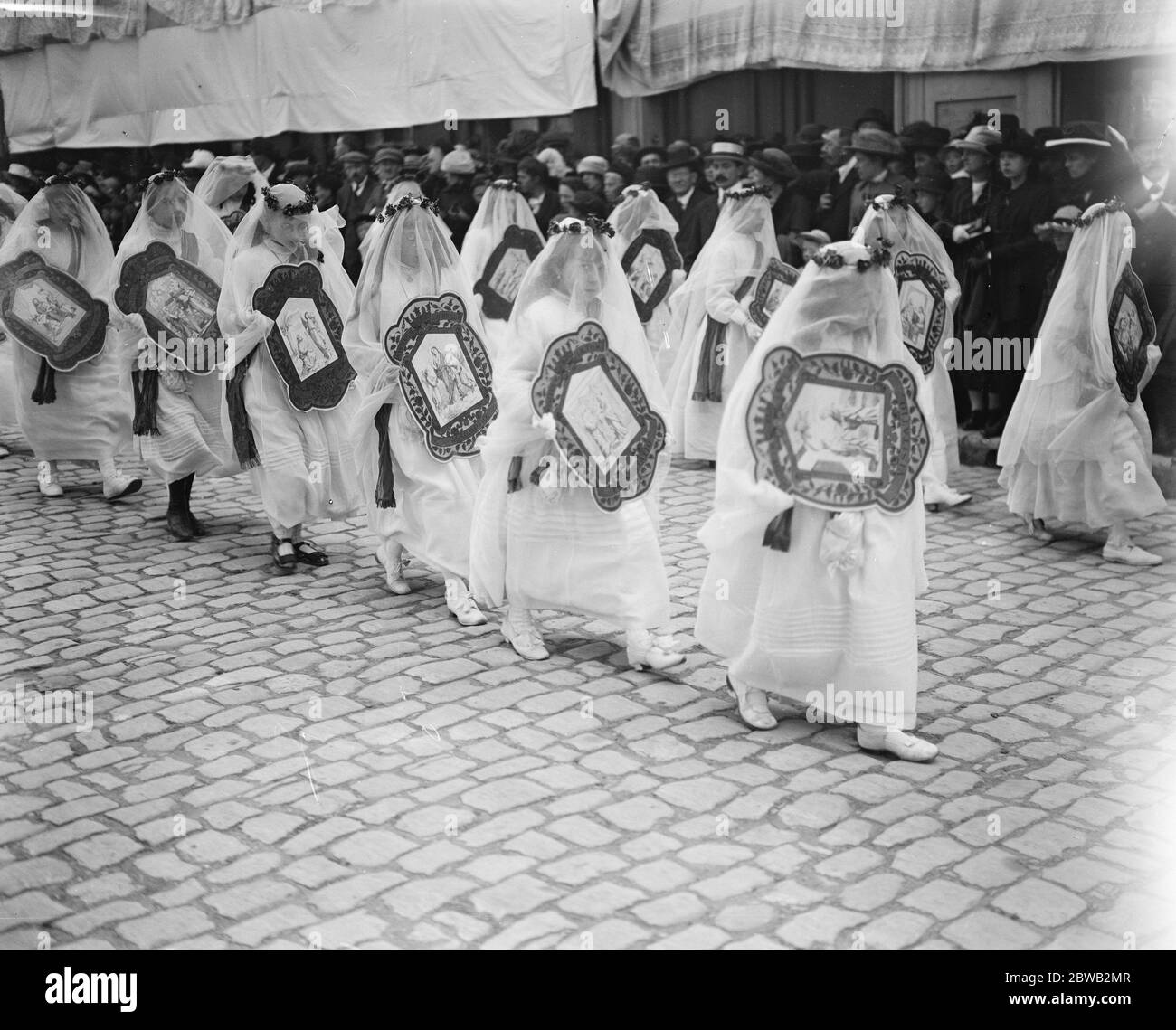 Boulogne France , Bénédiction des filets et procession de notre dame . Enfants de Marie avec les stations de la croix 22 août 1920 Banque D'Images