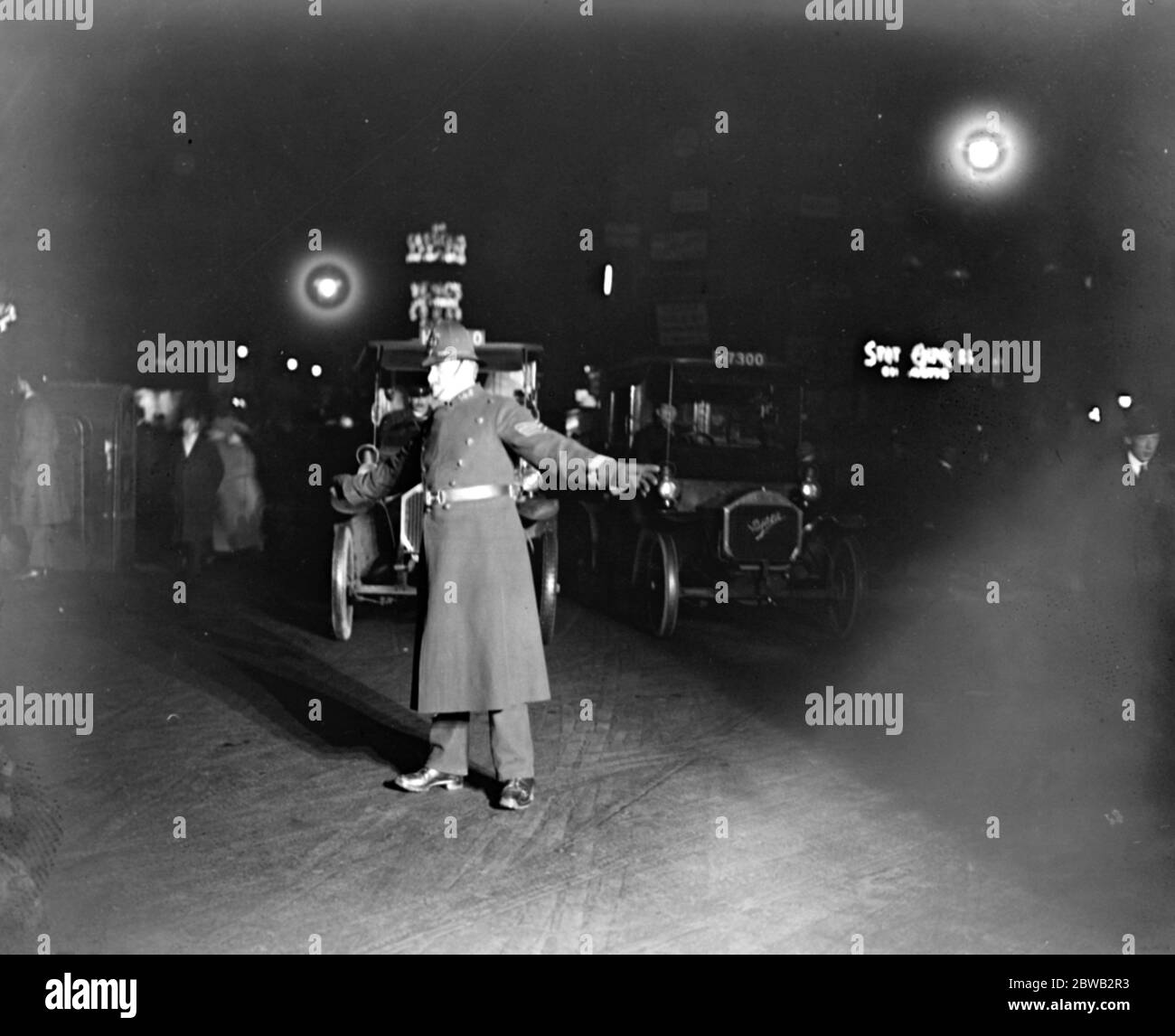 Un policier dirigeant la circulation de nuit à Londres le 12 décembre 1921 Banque D'Images