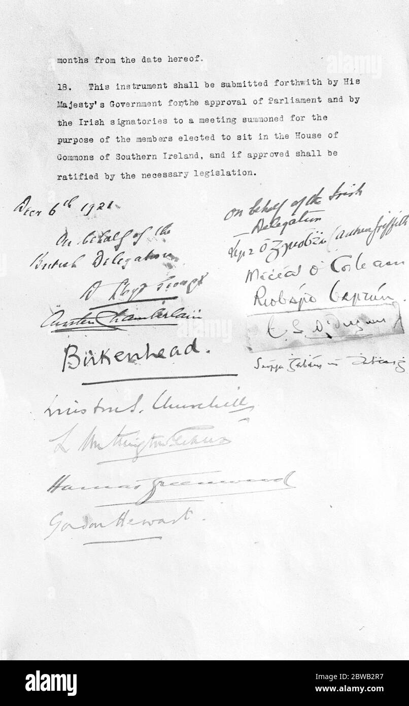 Les signatures des accords historiques entre le gouvernement et Sinn Fein la dernière page de l'accord historique entre le gouvernement et Sinn Fein décembre 6 1921 signataires David Lloyd George Austen Chamberlain Birkenhead Winston Churchill L Worthington-Evans Hammar Greenwood Gordon Hegart Arthur Griffiths Michael Collins Robert Barton Eamon Duffy, Duffy, George Duggan Banque D'Images