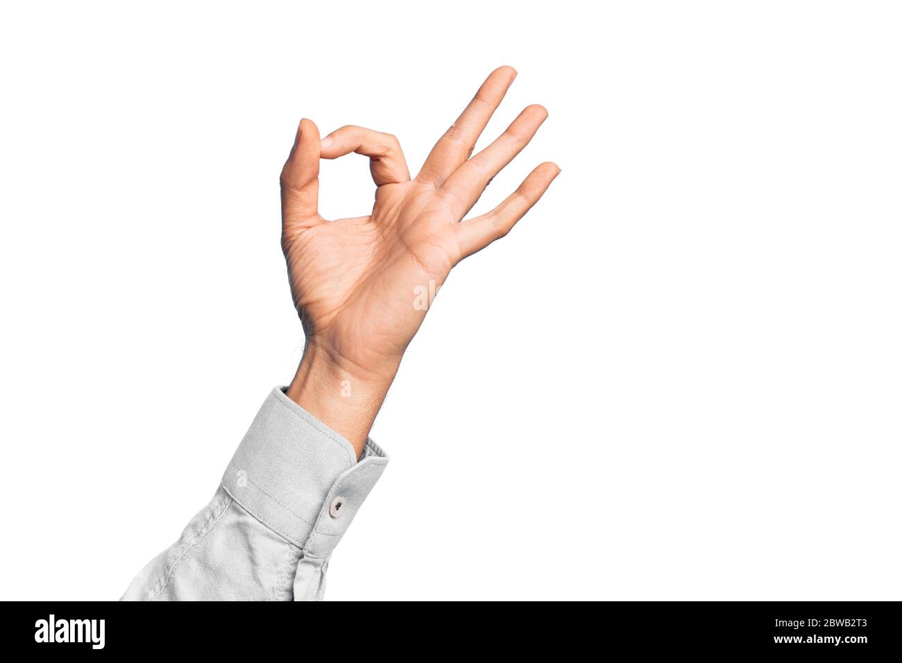 Main de jeune homme caucasien montrant des doigts sur fond blanc isolé gestuelle expression d'approbation faisant bon symbole avec les doigts Banque D'Images
