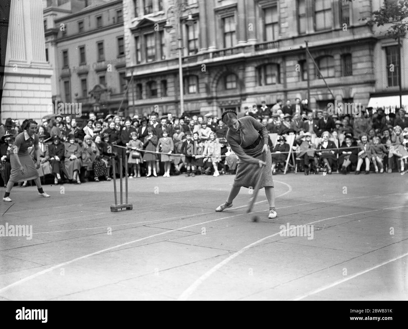 Cricket à St Martin dans les champs . St Martin contre les infirmières de l'hôpital Charing Cross . Mlle Joyce McCormick ( fille du révérend Pat McCormick ) batting . Banque D'Images