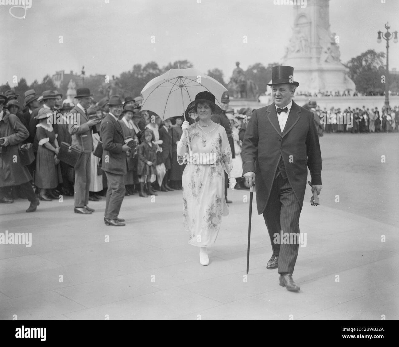 Le jardin des rois Paty au Palais de Buckingham M. Stanton, député, et sa femme, 21 juillet 1922 Banque D'Images