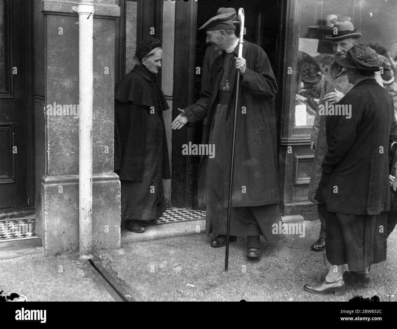 L'évêque de Southwark quitte la gare de Tadworth lors d'une visite à pied de son diocèse . ( Dr Garbett est maintenant évêque de Winchester ) . 1er avril 1932 Banque D'Images