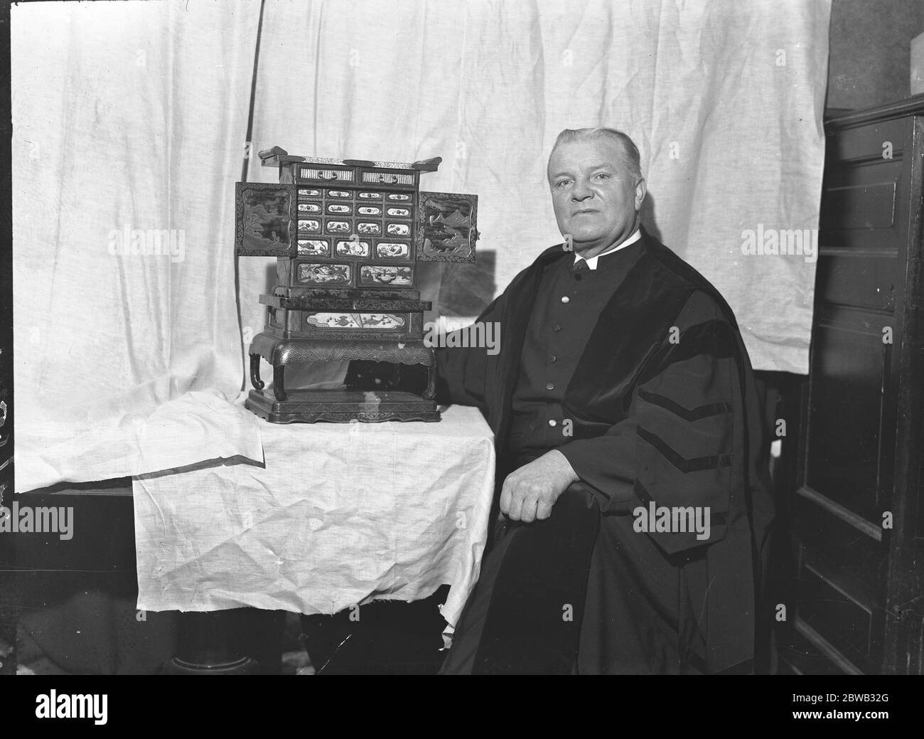 Un cabinet chinois antique , présenté par la reine Mary pour la vente de Noël à l'aide de leur fonds de dette de la juive du Saint-Laurent . Le Verger , M. J S Arrell a représenté le cabinet . 19 novembre 1936 Banque D'Images