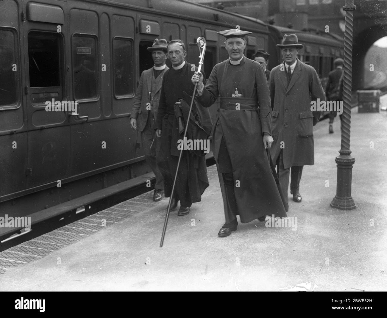 L'évêque de Southwark quittant la gare de Tadworth lors d'une visite à pied de son diocèse ( le Dr Garbett est maintenant évêque de Winchester ) . 1er avril 1932 Banque D'Images