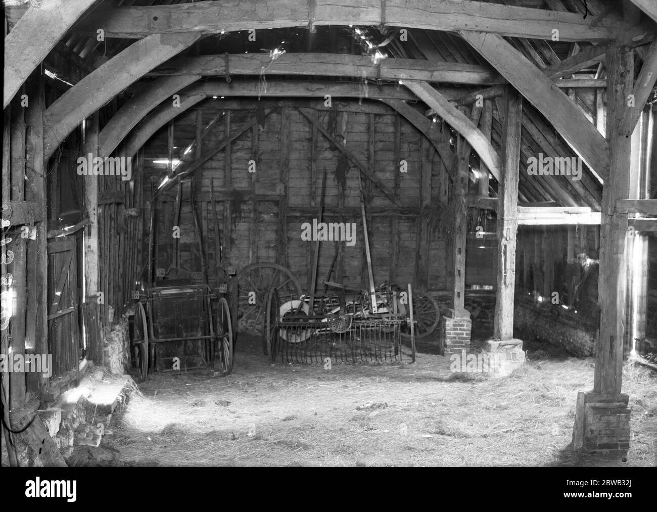 Une ancienne grange à Stonehall Farm , Oxted , Surrey , à démolir et les matériaux utilisés dans une nouvelle église à East Shen 21 juin 1927 Banque D'Images
