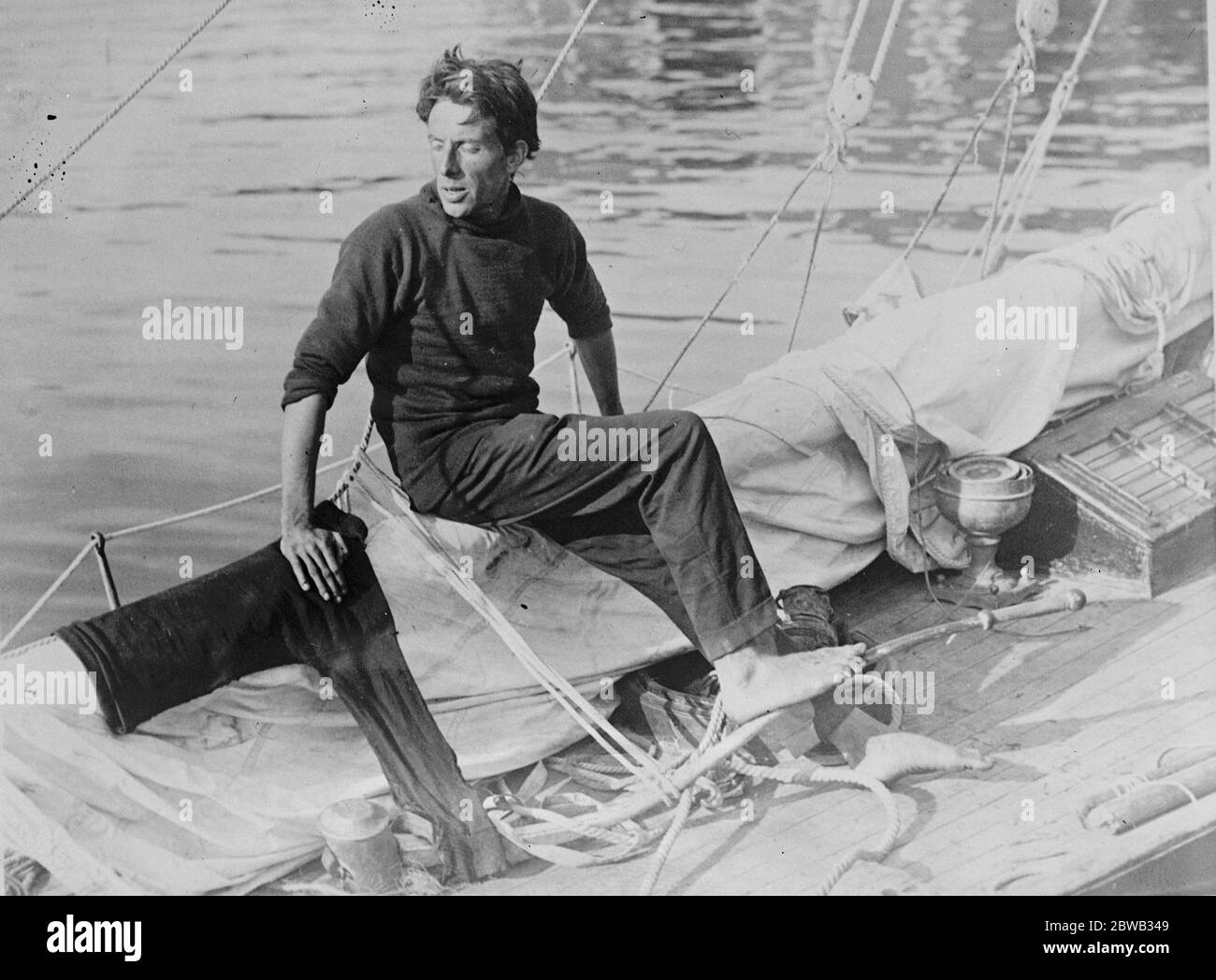 Traversée de l'Atlantique en bateau de 30 pieds . Alain J Gerbault , joueur international de tennis français , à New York après avoir traversé l'Atlantique d'une seule main dans son couteau de course de 30 pieds en 142 jours , établissant ainsi un record pour le voyage en petit artisanat . 27 septembre 1923 Banque D'Images
