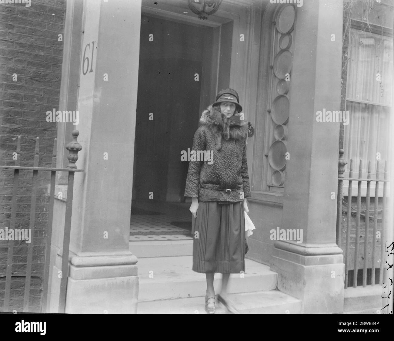 Duchesse de Sutherland avant de rendre hommage au tombeau de Nelson le 21 octobre 1922 Banque D'Images