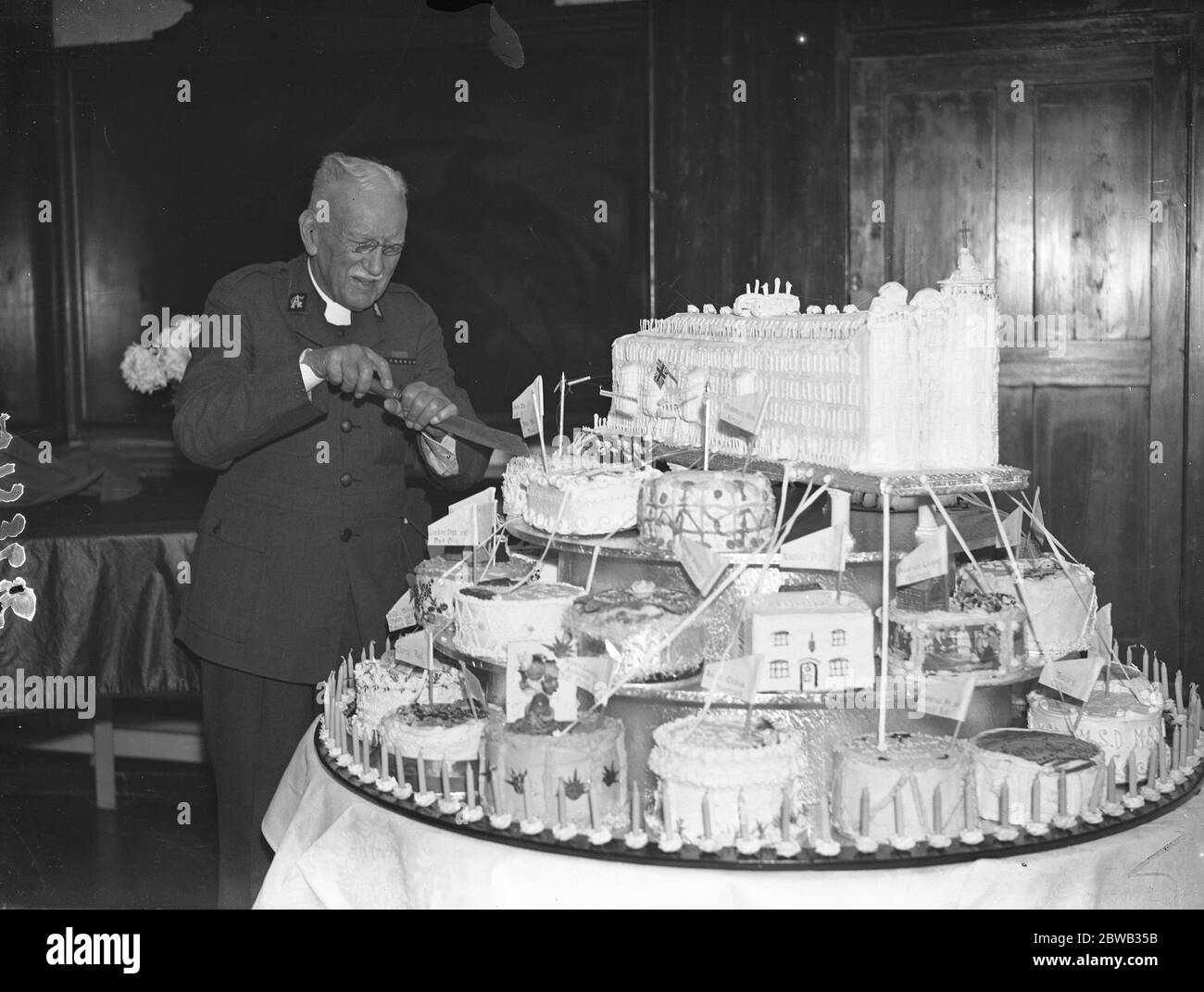 Fondateur de l'Armée de l'Eglise et prébendaire de la Cathédrale Saint Paul , Wilson Carlile coupant son gâteau d'anniversaire lors du déjeuner tenu au quartier général de l'Armée de l'Eglise pour commémorer son 90e anniversaire . 14 janvier 1937 Banque D'Images