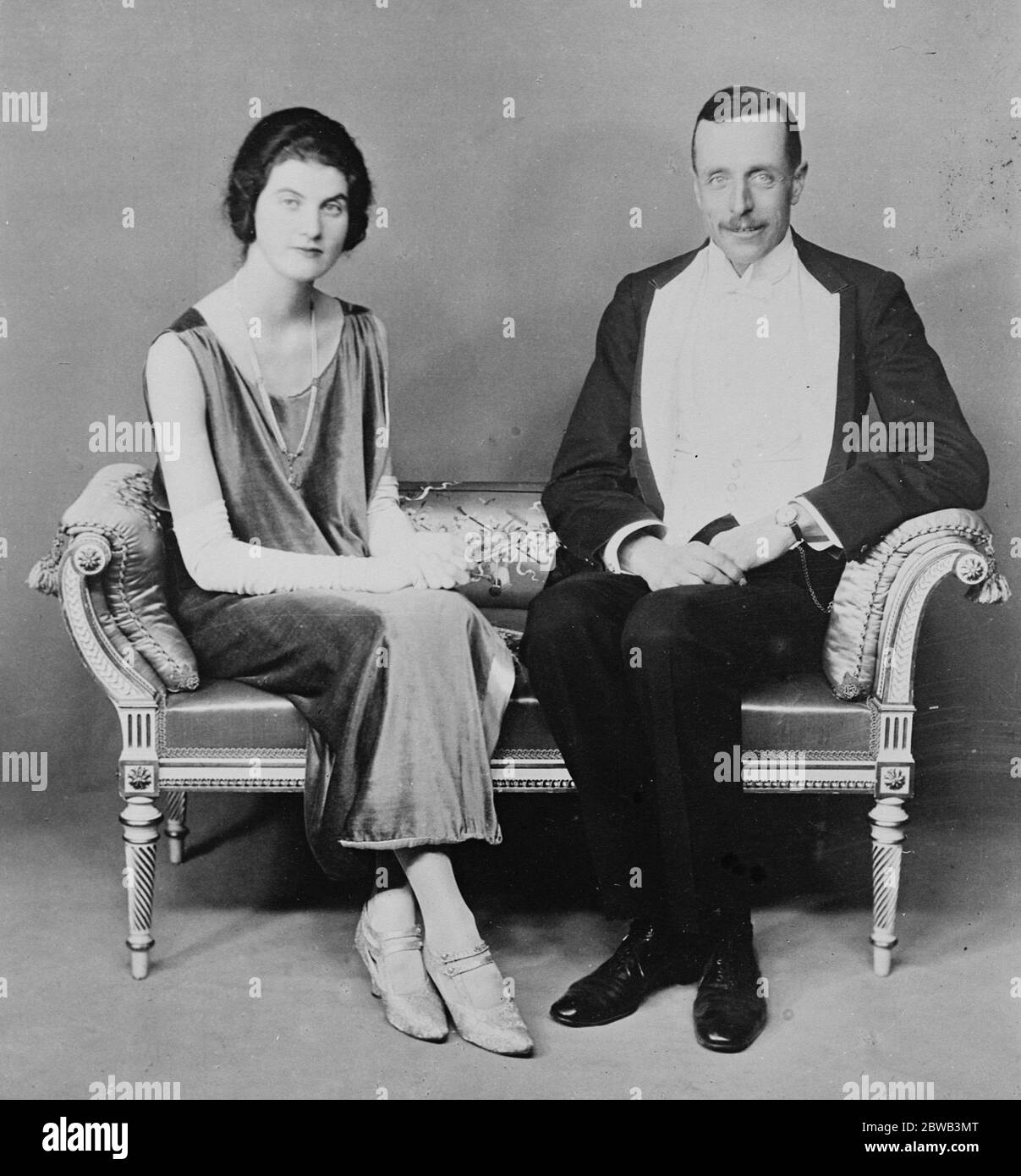 Comte de Winterton M P avec sa mariée, élire le comte de Winterton MP et l'honorable Monica Wilson , qui seront mariés à Londres ce mois-ci le 18 février 1924 Banque D'Images