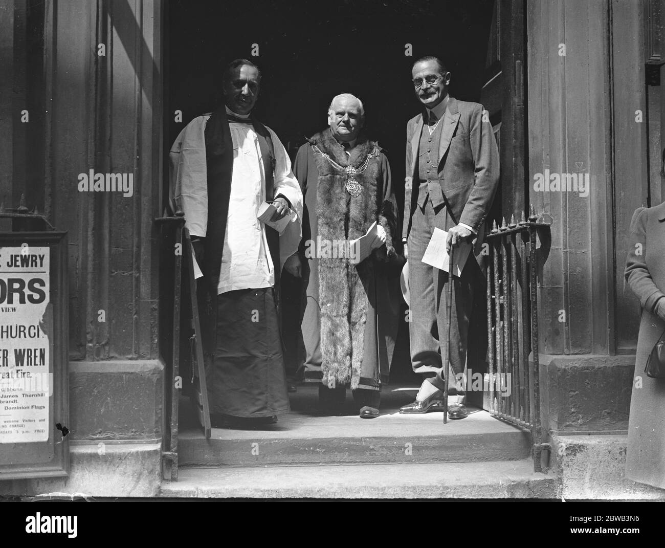 Dévouement à l'église de la juive du Saint-Laurent , Guildhall , du drapeau officiel et du pew du Dominion d'Afrique du Sud , en commémoration du Couronnement . Sur la photo, on trouve le révérend A Lombardini , Sir Maurice Jenks ( ancien maire de Londres ) et le comte de Clarendon . 10 juin 1937 Banque D'Images
