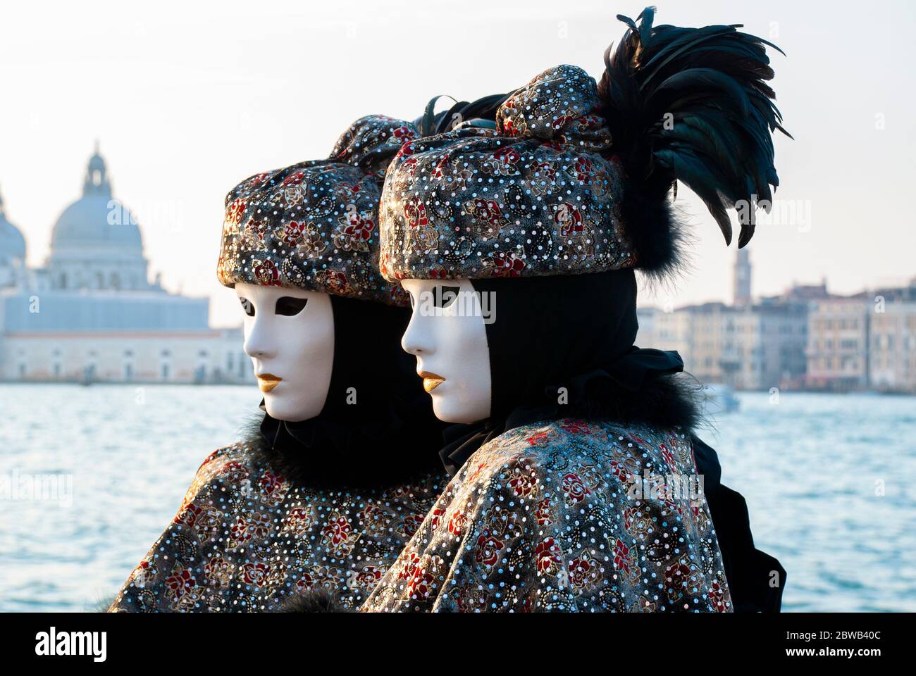 Deux personnes vêtues de costume de carnaval complet avec des masques pendant le carnaval de Venise en Italie. Banque D'Images