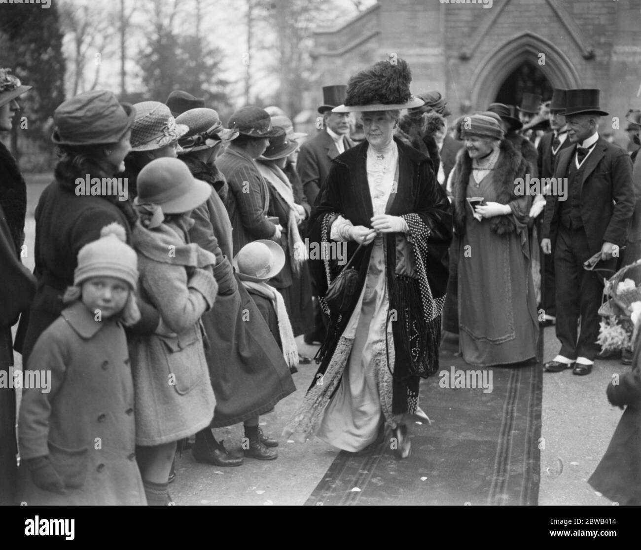 La fille Earls épouse son père agent foncier le mariage de Lady Sibell Pierrepont (la plus jeune fille du comte et comtesse de Manvers) avec M. Hubert Argles , l'agent foncier de son père , a eu lieu à l'église Perlethorpe , Parc Thoresby , Notinghamshire la comtesse de Manvers 10 avril 1923 Banque D'Images