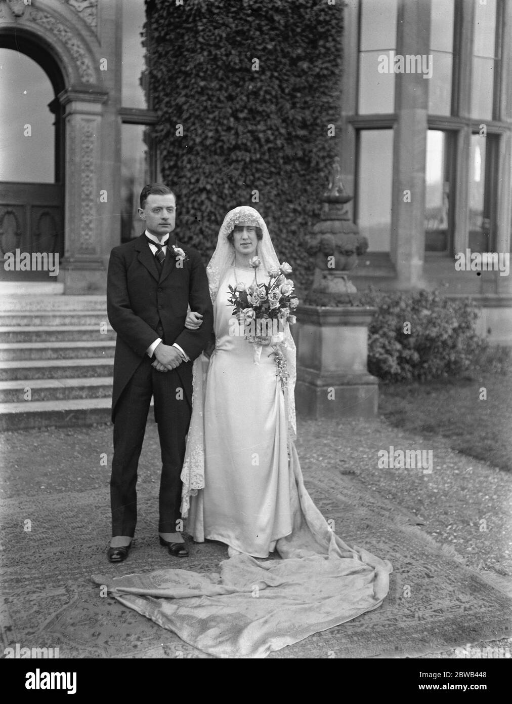 Le neveu de la Reine et la nièce du comte de Huntingdon le mariage du comte d'Eltham (fils aîné du marquis et du marchand de Cambridge et neveu de la Reine) avec Mlle Dorothy Hastings , s'est déroulé à Sainte Marie dans les Elms , Woodhouse , Loughborough , Leicestershire Lady Curzon Herrick avec le maître Keith Cameron 10 avril 1923 Banque D'Images