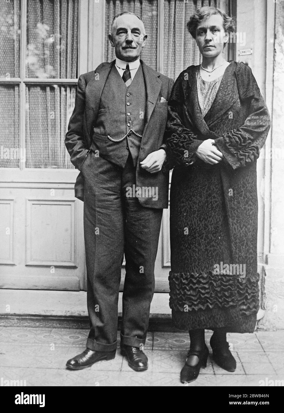 Sir Kynaston Studd et son fiancé Sir Kynaston Studd le célèbre cricketer , avec la princesse Alexandra Lieven , fille du prince Paul de Russie , Maître tardif des cérémonies de la cour russe . Ils doivent être mariés à l'ambassade britannique Churcg à Paris le 16 juin 1924 Banque D'Images
