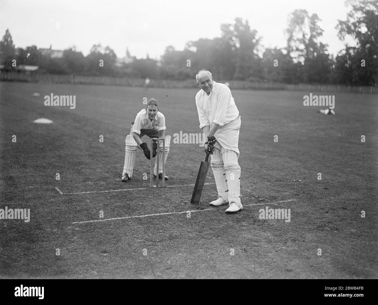 De nombreuses célébrités au cricket de nombreux joueurs célèbres ont participé à un match de cricket joué au Rev L D Ford , le chef-maître de Harrow qui a fait un bon score, dont un coup à six batting 8 juillet 1922 Banque D'Images