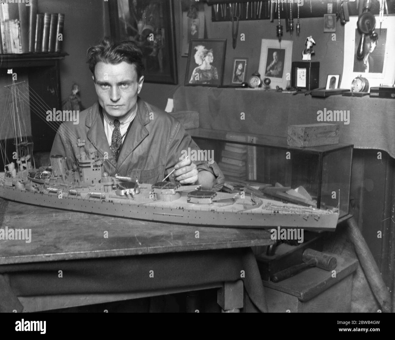 M. Norman ough travaille sur son modèle de HMS Nelson pour l'exposition britannique à l'exposition d'Anvers . 24 avril 1930 Banque D'Images