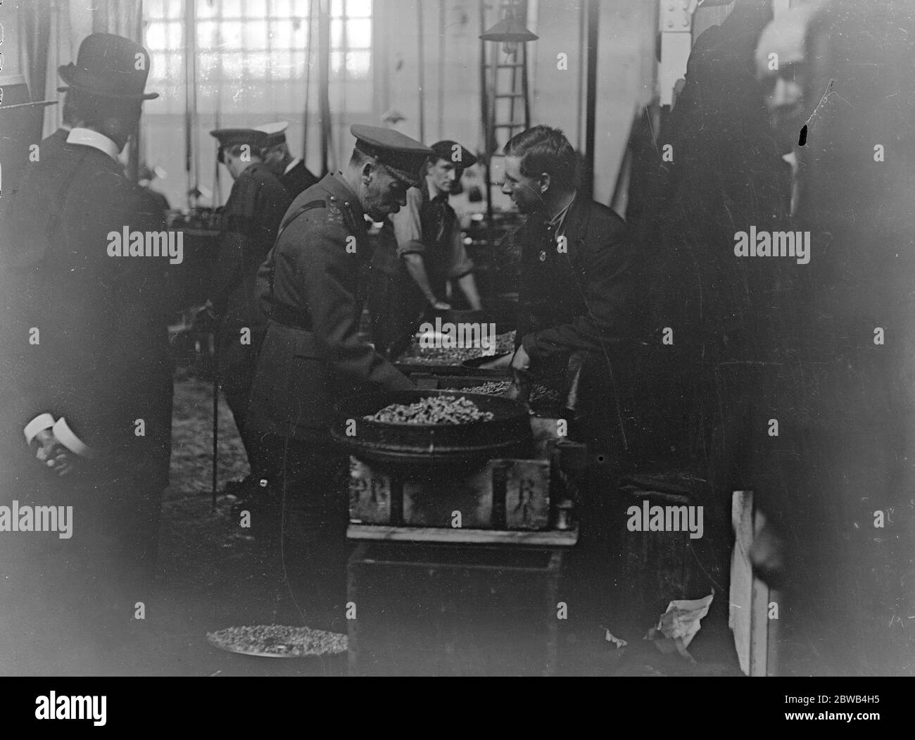 Le roi visite les munitions à Cubitts 1917 Banque D'Images