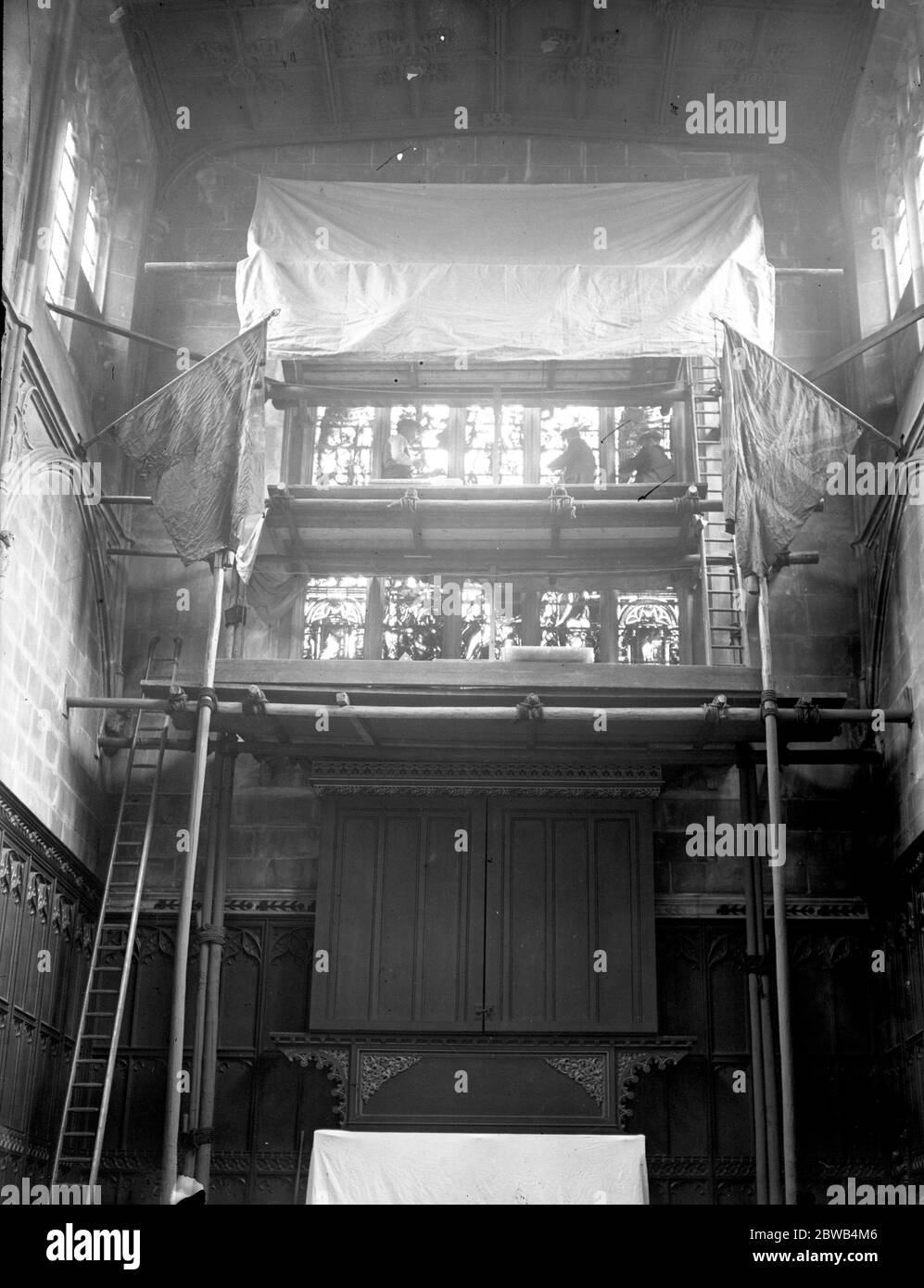 La fenêtre en vitraux , présentée à la Chambre des communes par le roi Henry VII en 1507 , en cours de retrait de St Margaret , Westminster vers un lieu de sécurité . Banque D'Images