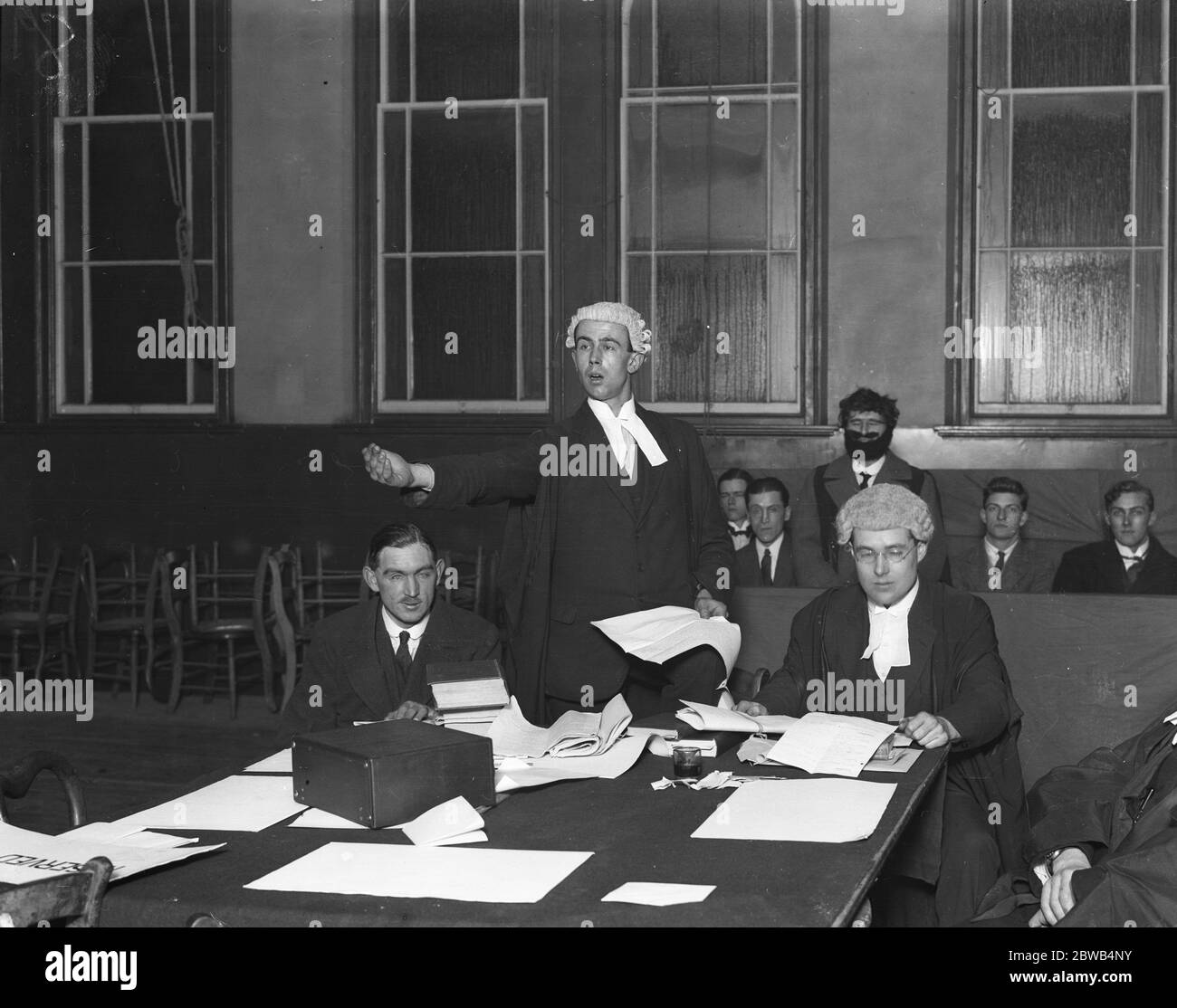 Cambridge Undergraduate ' Mock Trial ' à Alexandria Hall - ' Rex contre Harold Wendover ' avocat pour la défense ( M. N F Wiggins ) faisant son discours pathétique . 25 novembre 1922 Banque D'Images