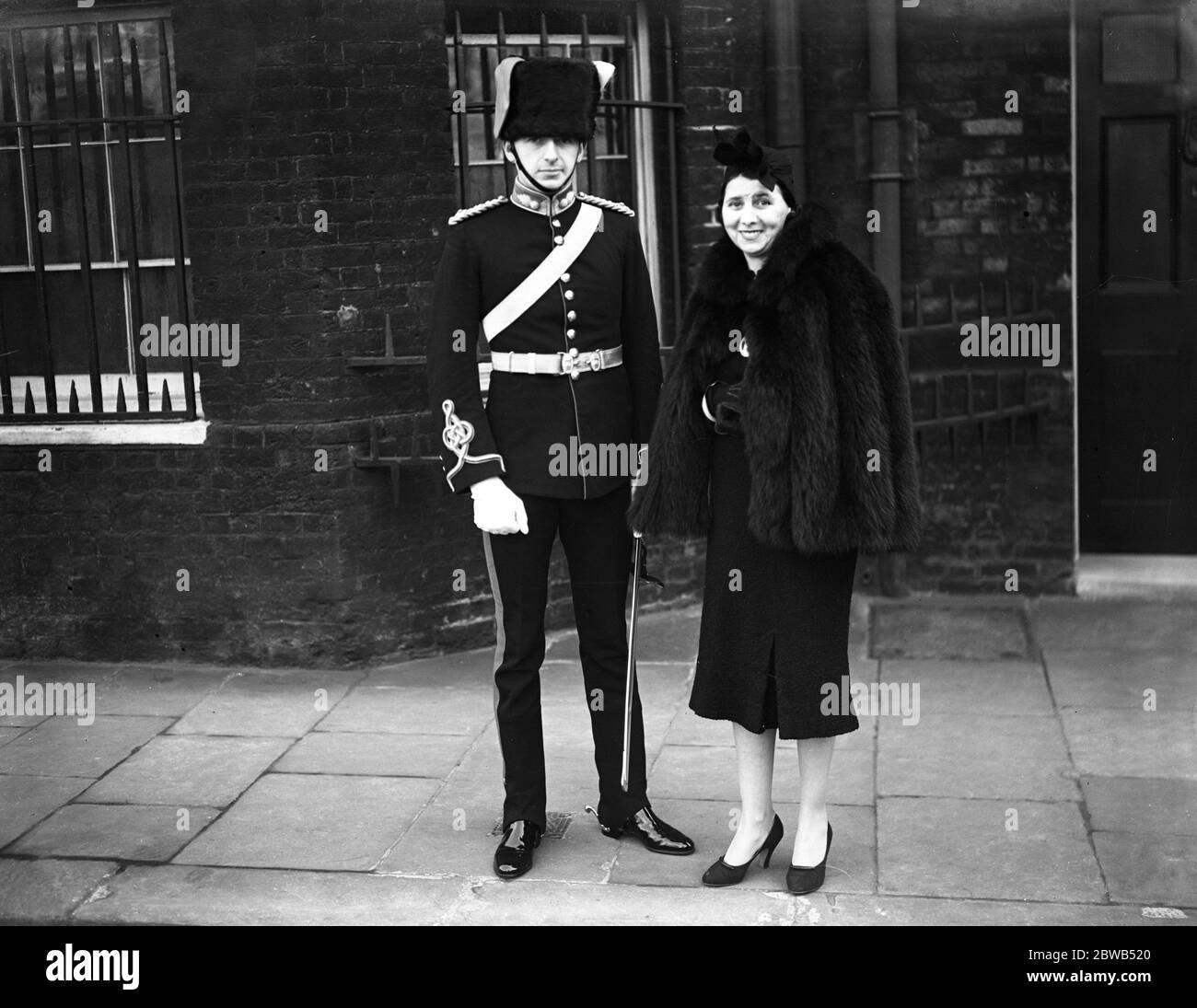 Levee au Palais St James , Londres . 2e lieutenant Eric Williams et sa mère . 3 mars 1938 Banque D'Images