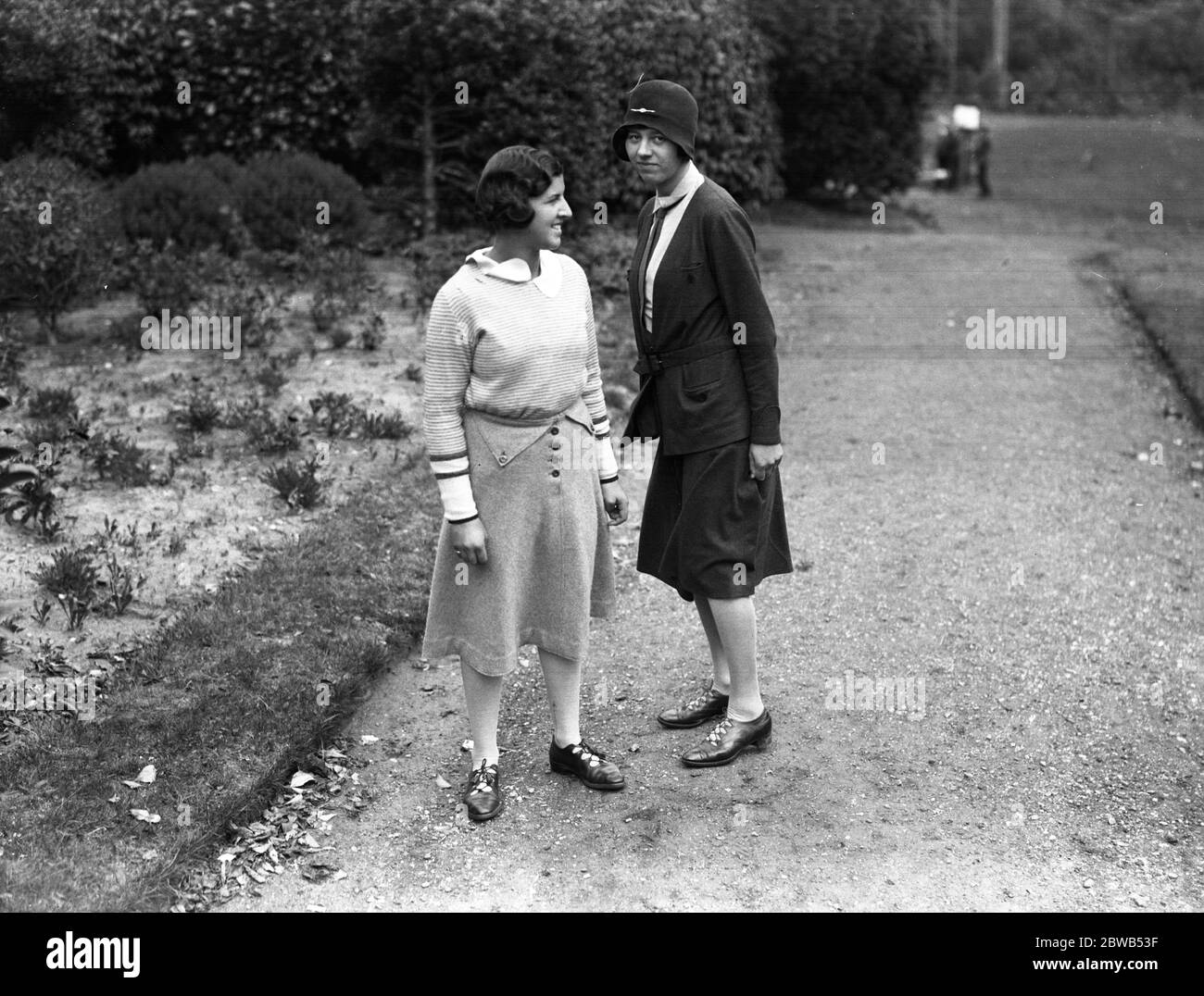 Golf mixte foursomes au club de golf Worplesdon . Mlle E Esmond et Mlle Joyce Wecaped . 1930 Banque D'Images