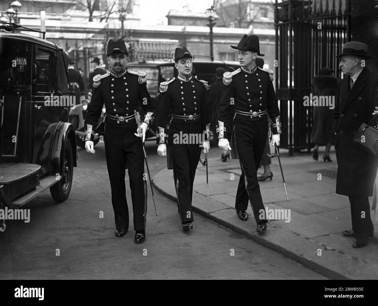 Arrivée au Levee au Palais St James ; Lieutenant Shakby , Lieutenant Paymaster Buck et Lieutenant Marshall . 3 mars 1938 Banque D'Images