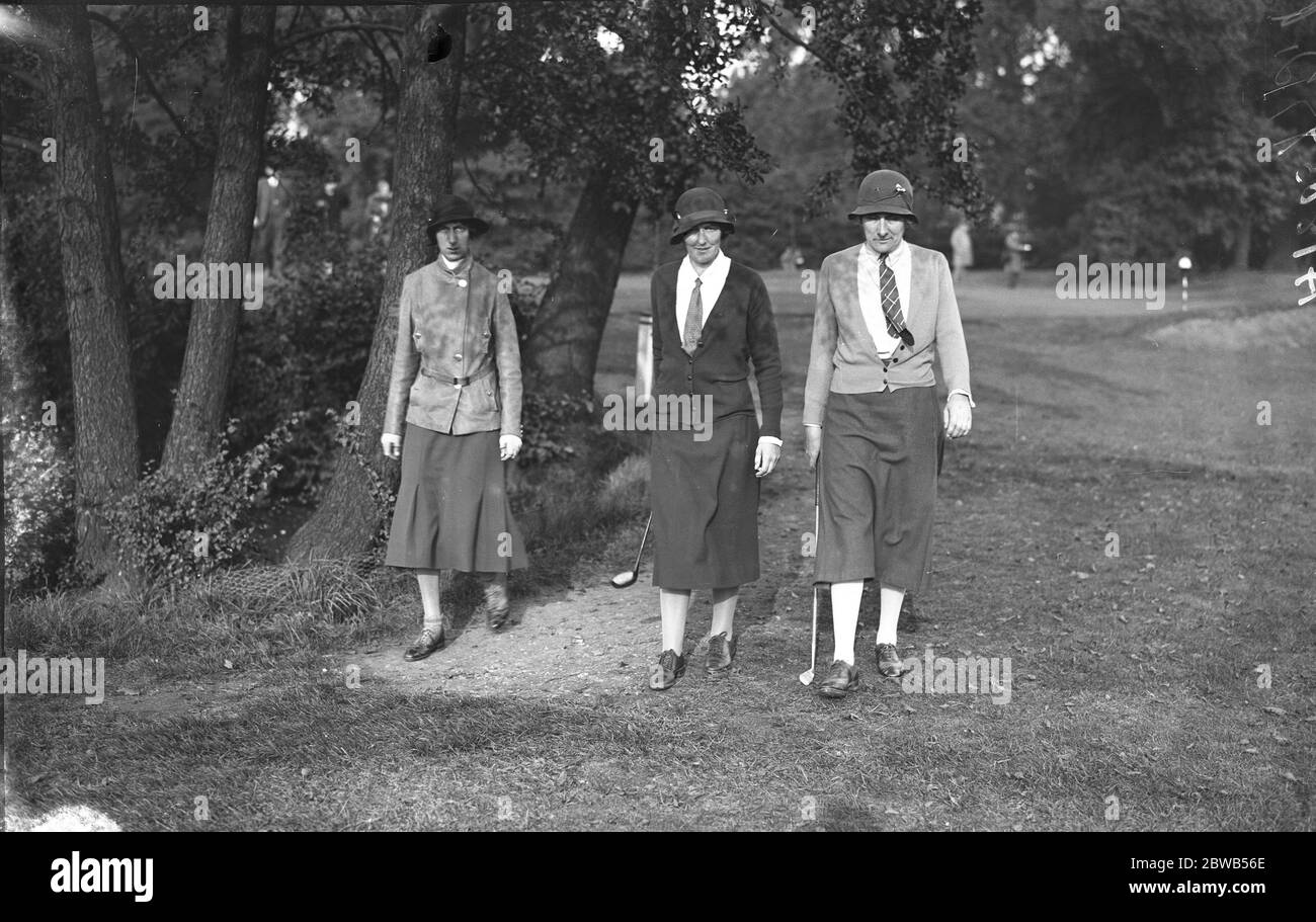 Dames automne foursome golf à Ranelagh . De droite à gauche ; Mme T G Evers et Lady Carr . 1932 Banque D'Images