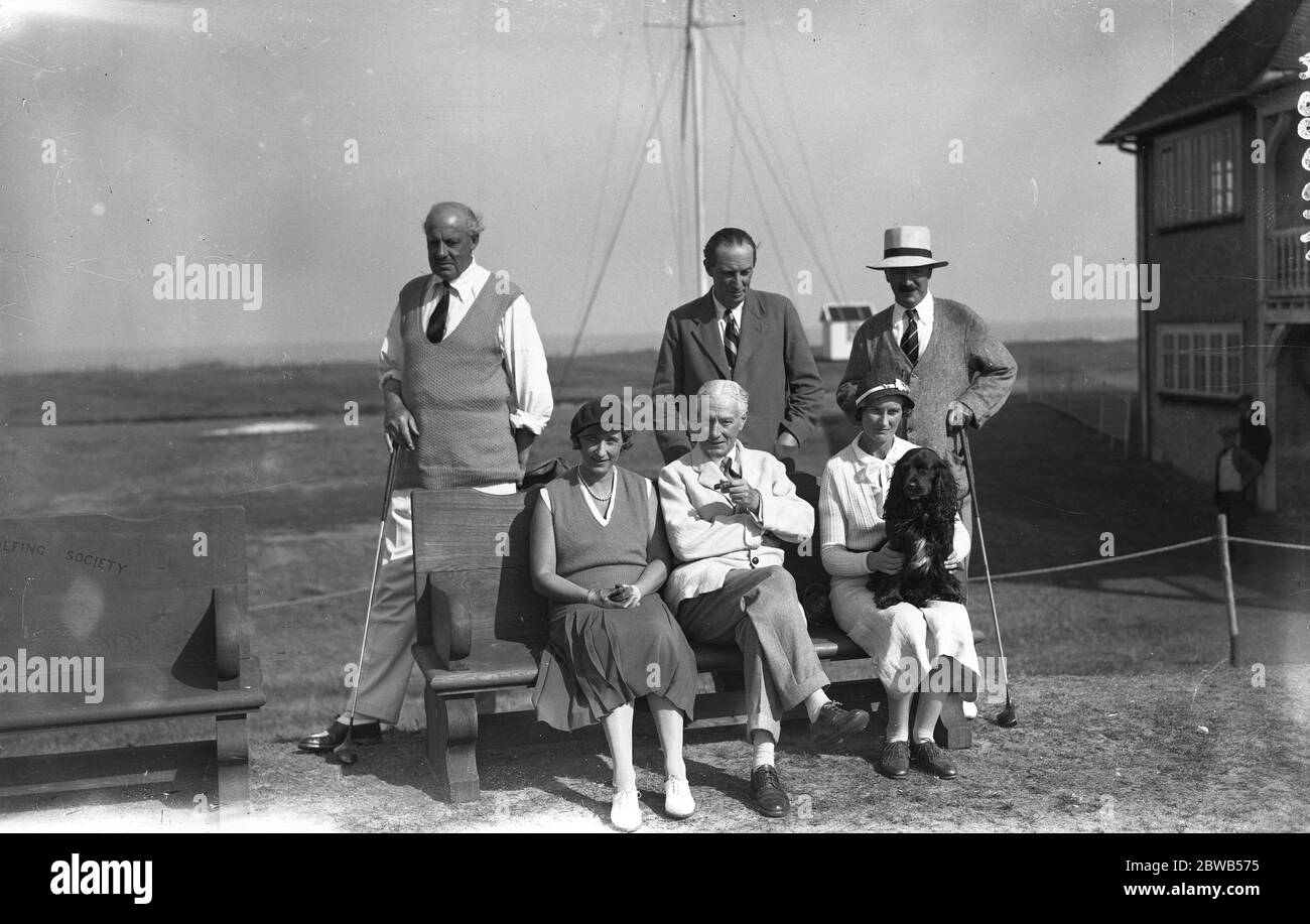 Tournoi de la coupe Annaly Challenge au Prince ' s Golf Club , Sandwich , Kent . Rangée arrière , de gauche à droite ; Sir Eric Hambro , capitaine H C Baird ( secrétaire ) , M. Daniel . Assis , de gauche à droite ; Lady Hambro , Sir Harry Mallaby - Deeley , Mlle B Daniel et ' Cinders ' le chien . 16 septembre 1933 Banque D'Images