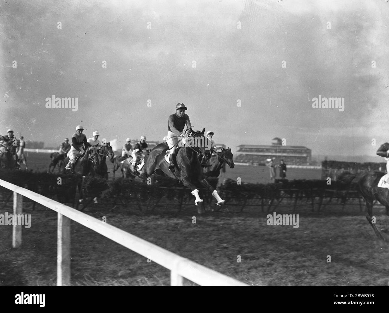 Aux courses de Newbury , ' Skills ' criblé par D McCann prend les haies en tête . 3 décembre 1926 Banque D'Images