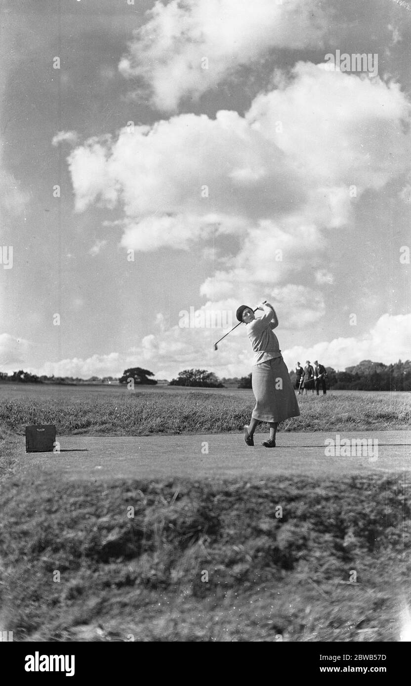 Dames automne Foursomes golf à Ranelagh - Miss E Corlett conduit hors . Banque D'Images