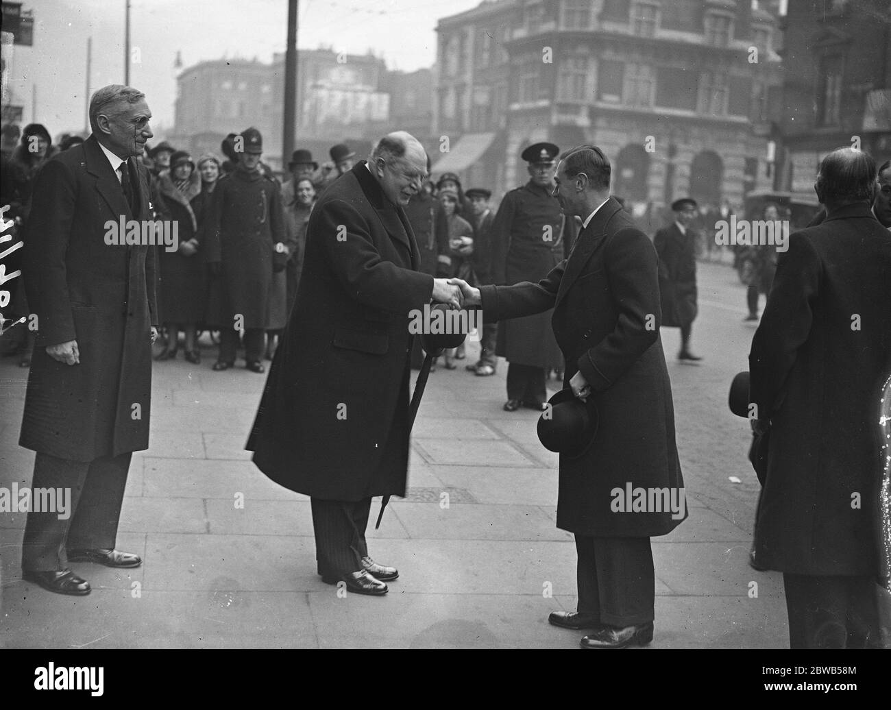 Le duc de York visite la foire des industries britanniques à White City , où il a été reçu par Lord Derby . 21 février 1934 Banque D'Images