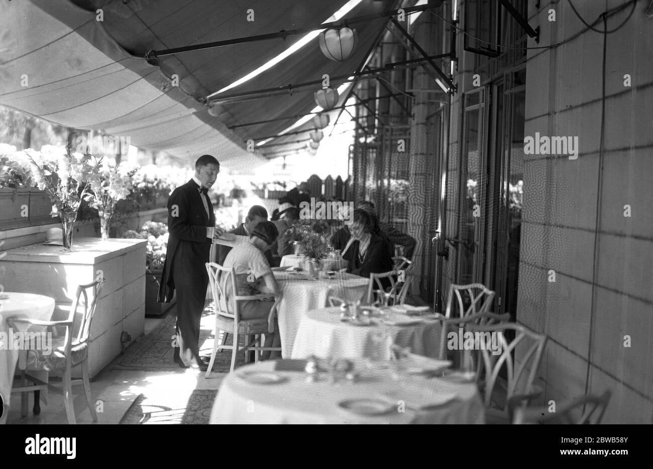 Thé - temps sur la terrasse à l'hôtel Dorchester , pendant une vague de chaleur . 11 août 1932 Banque D'Images