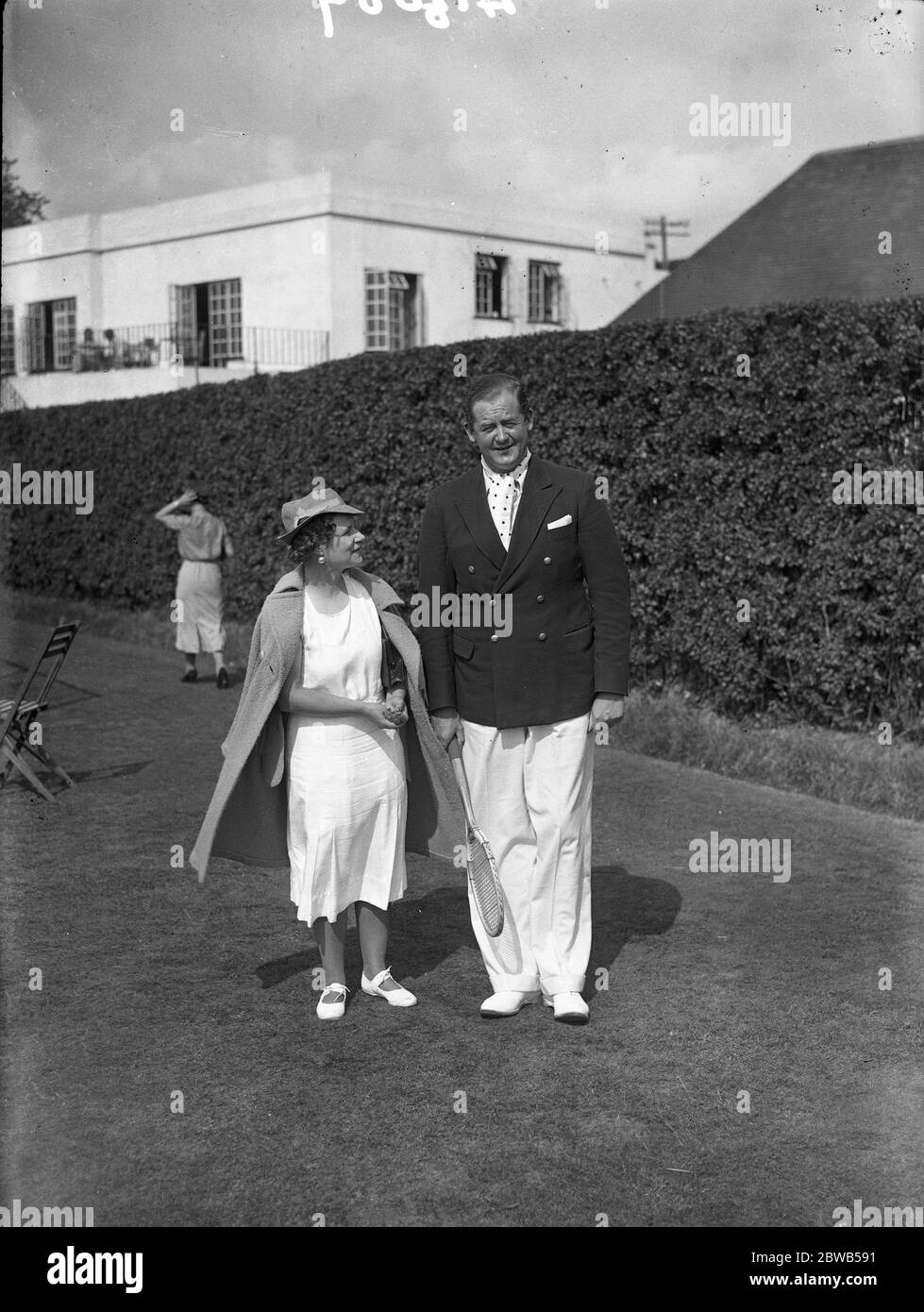 Au tournoi de tennis de Brockenhurst , Mlle Chrystal et le commandant Henderson . 1937 Banque D'Images