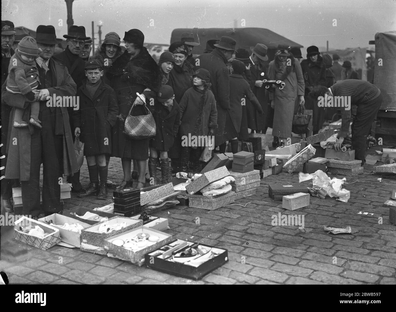 Les acheteurs à la recherche de bonnes affaires au marché de rue à Club Row dans l'est de Londres . (Pris pour ' le champ ') 15 janvier 1933 Banque D'Images