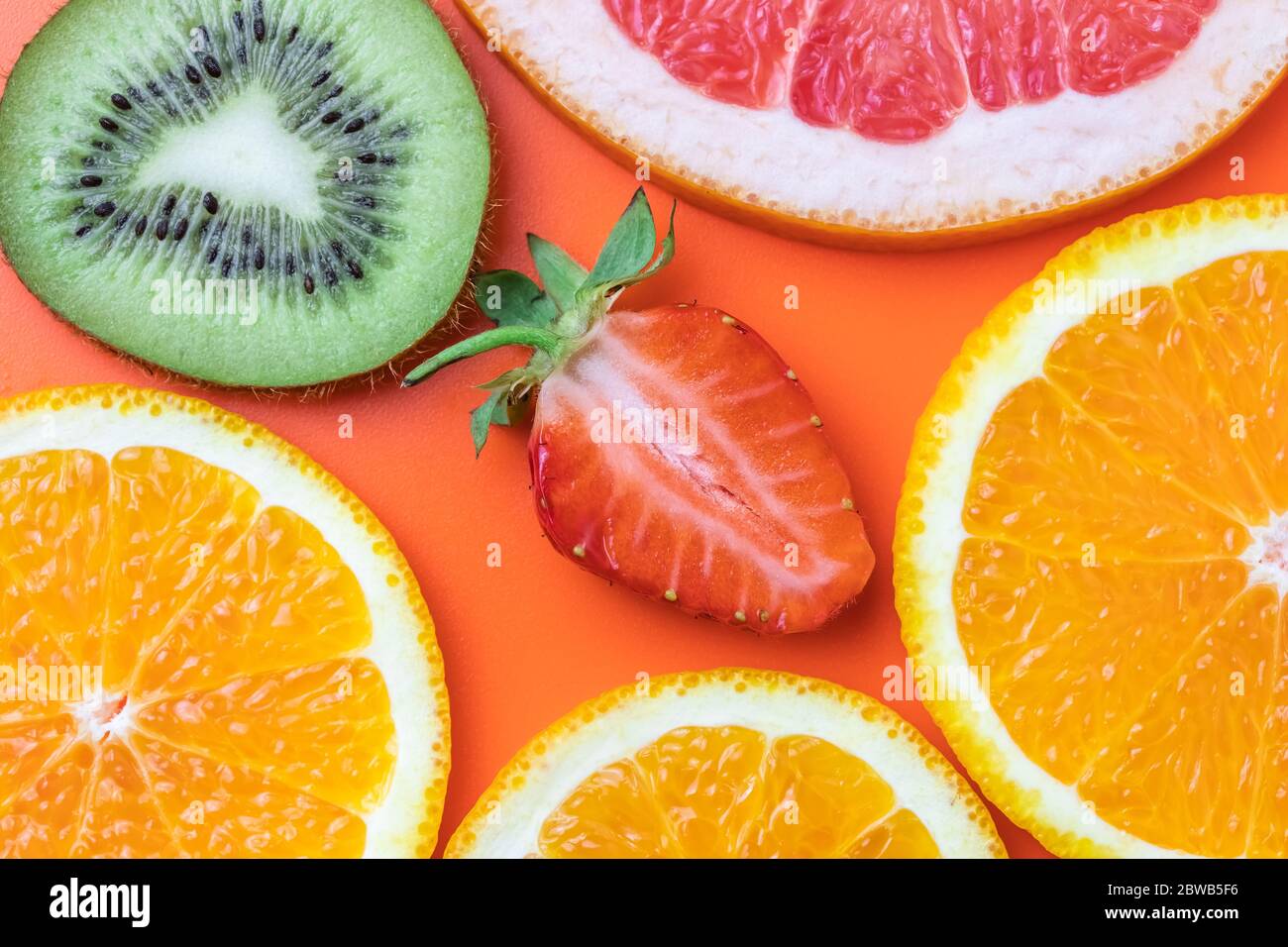 Motif tropical, texture aux agrumes exotiques, fond de nourriture. Tranches de pamplemousse, fraise, kiwi et mandarine. Concept été amusant Banque D'Images