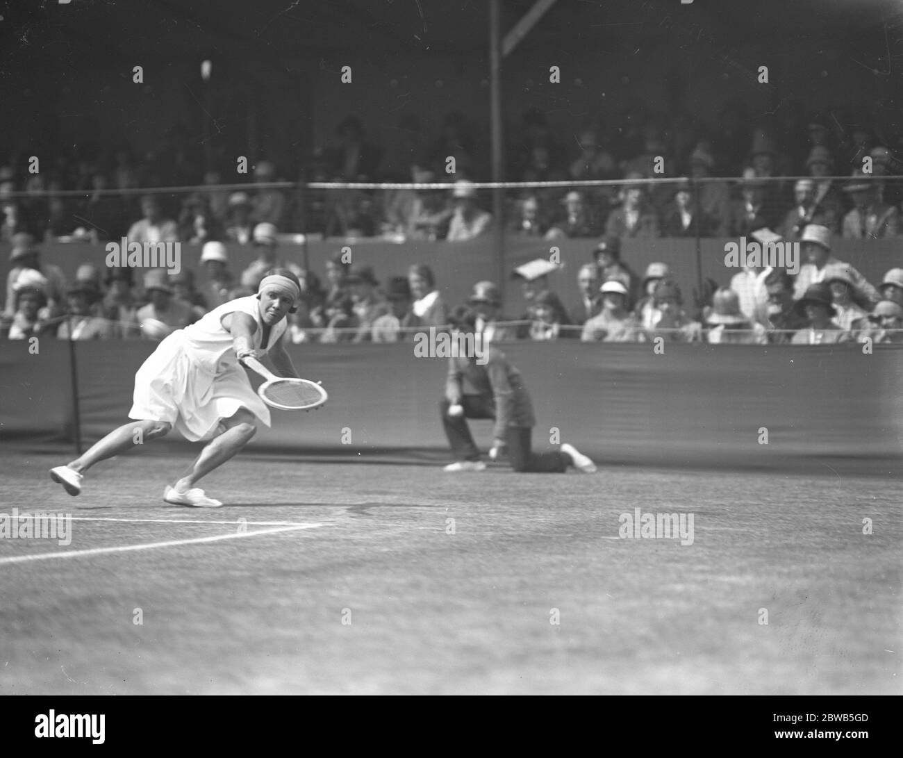 La concentration se montre sur le visage de Miss Billie Tapscott pendant son match au Tournoi de tennis de Beckenham . Banque D'Images