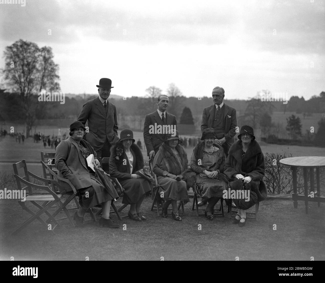 A l'ouverture de l'Englemere , du Club de pays d'Ascot , au dernier rang ; général Sir A Montgomery - Massingberd , M. W Duncan , M. Lewin . Assis ; Mlle Barnby , duchesse de Richmond , Lady Edwina Lewin , Lady Roberts , Lady Montgomery - Massingberd . Banque D'Images