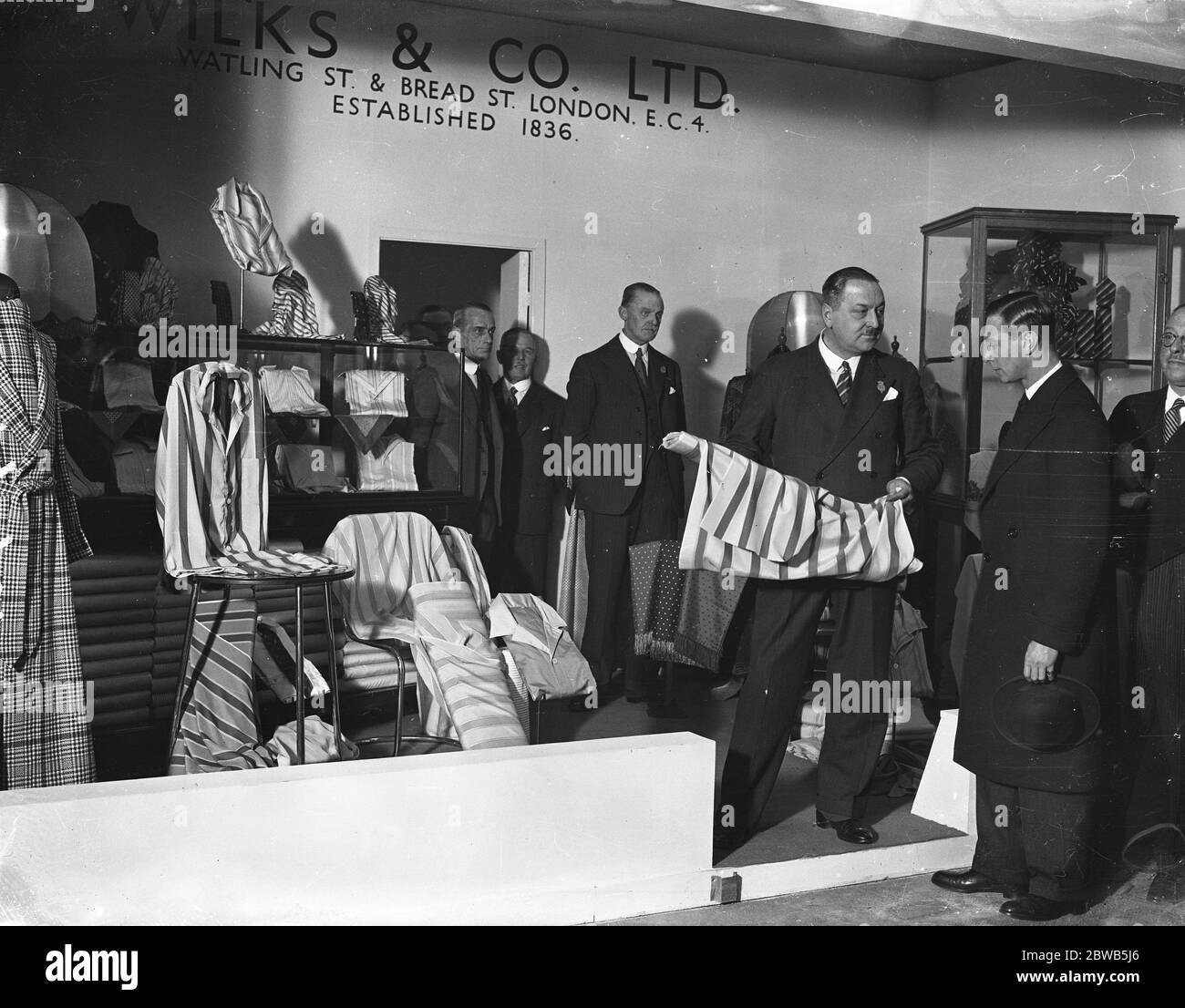 Le duc de York visite la foire des industries britanniques à White City , où il a été reçu par Lord Derby . 21 février 1934 Banque D'Images