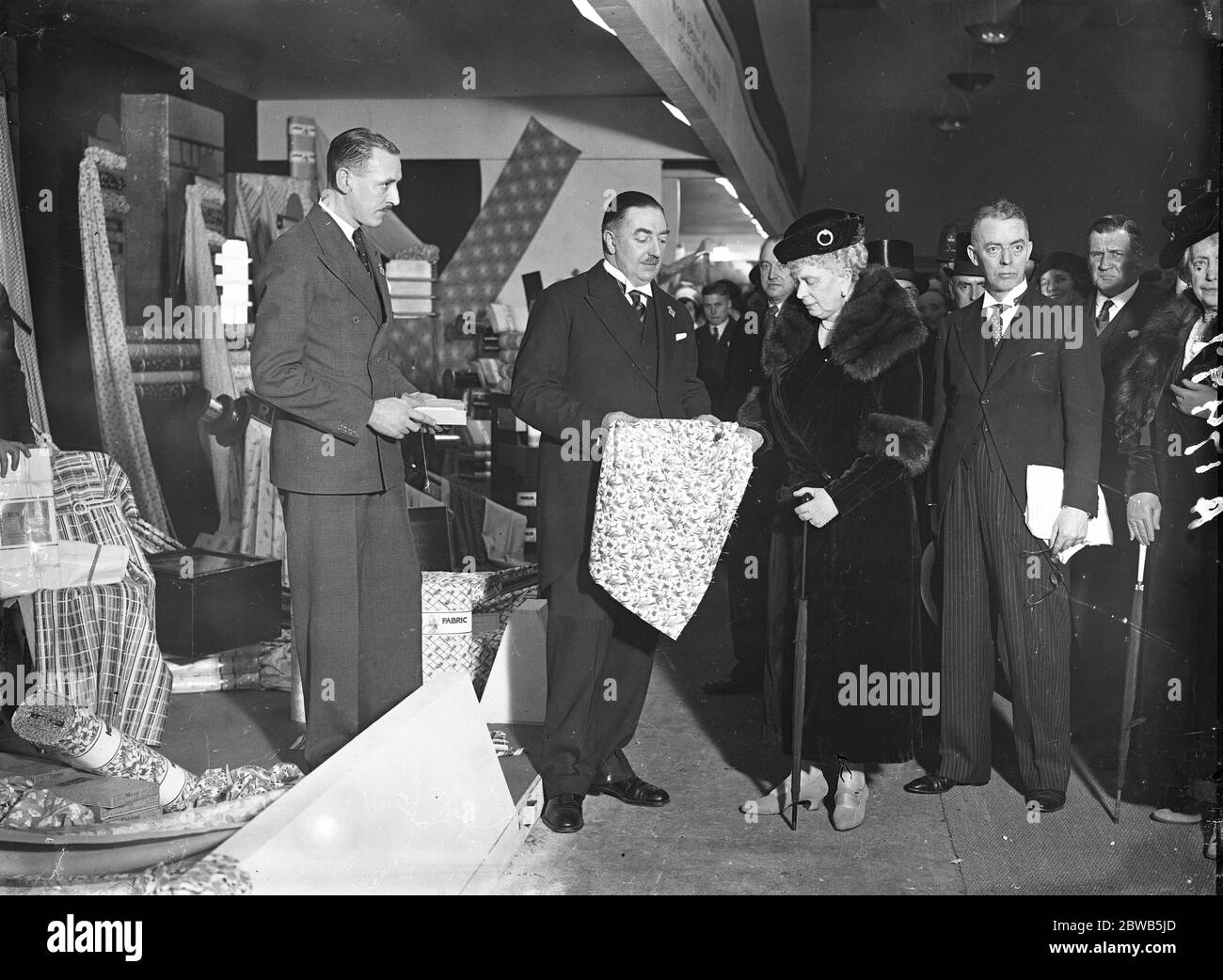 La Reine accompagnée du duc et de la duchesse de York , lors de sa visite à la British Industries Fair à la ville Blanche . 20 février 1934 Banque D'Images