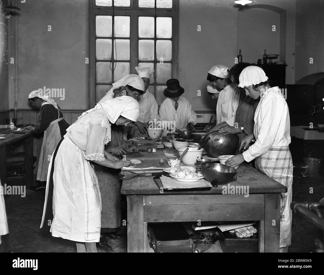 Lady chefs dans la fabrication à l'Institut technique LCC , Vincent Square , Londres . 22 octobre 1925 Banque D'Images