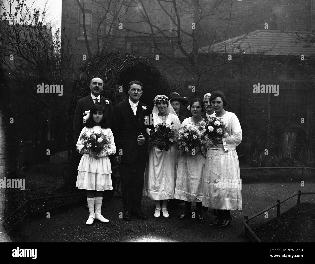 Mariage du révérend J W graves , directeur de la colonie Browning à Walworth , Londres et Mlle May Stroud . Banque D'Images