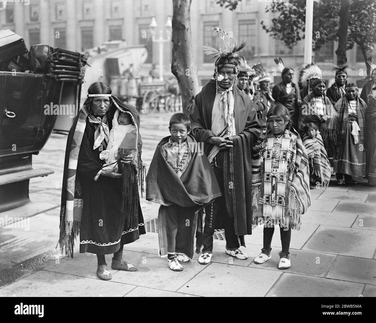 Les Indiens d'Amérique du Nord arrivent en Angleterre . Un chef indien et sa famille à l'extérieur du British Museum . 27 août 1923 Banque D'Images